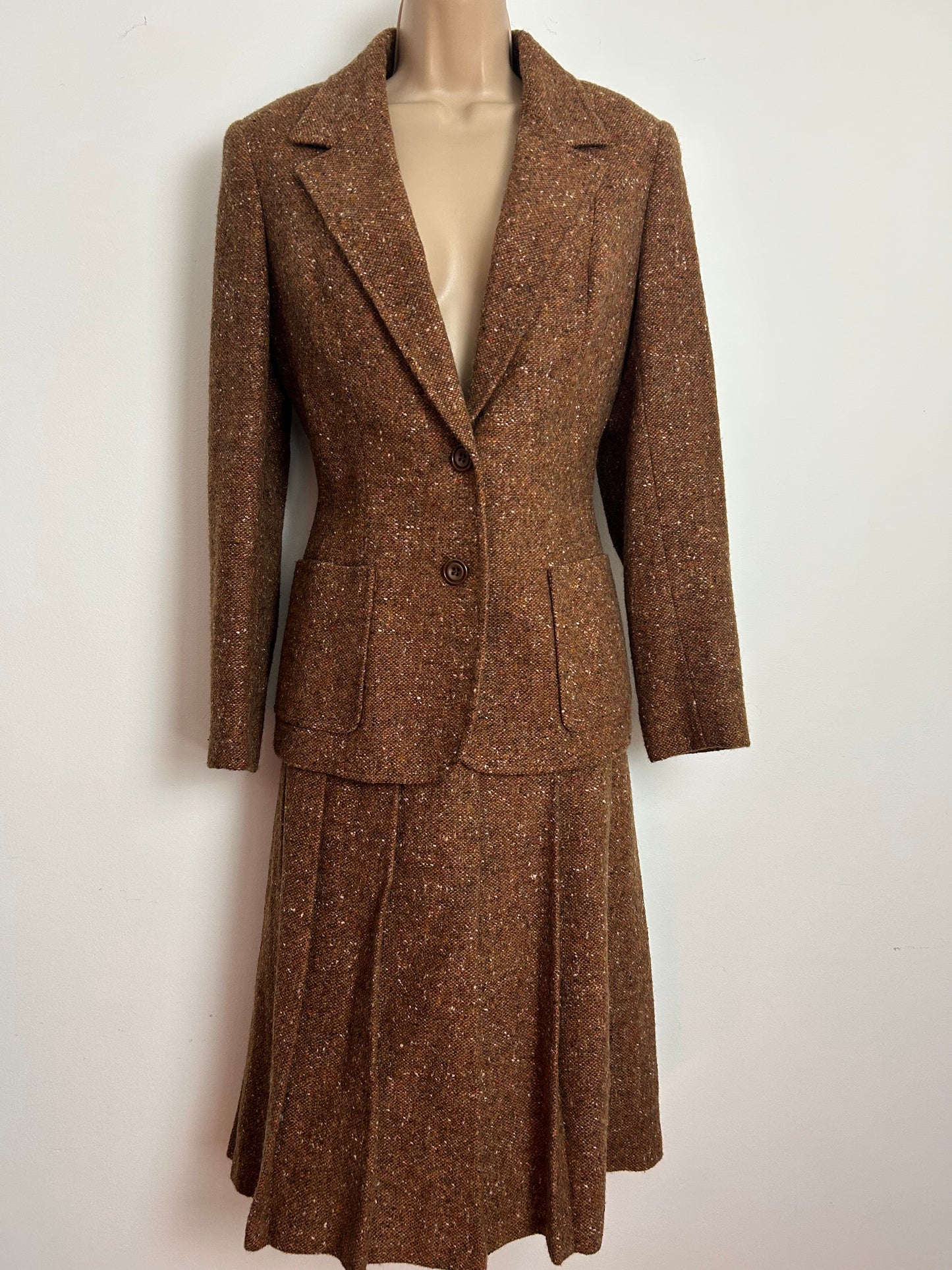 Vintage 1960s JULIUS Size 8 Brown Tweed Two Piece Wool Mix Skirt Suit