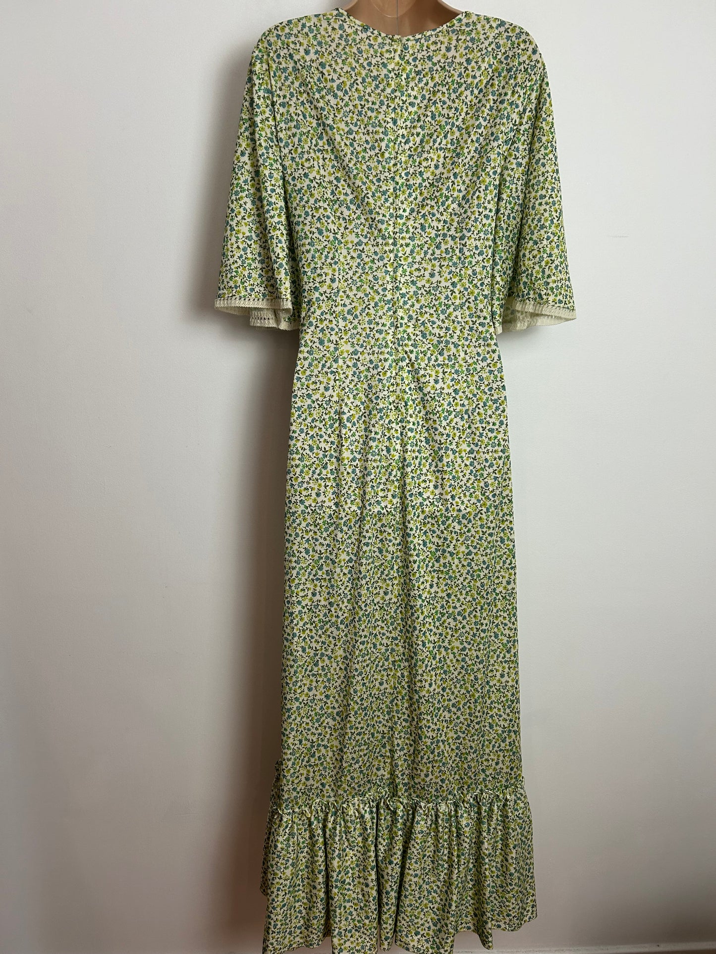 Vintage 1970s Size 14 Green Tones Ditsy Floral Print Lace Trim Shirt Flared Sleeve Boho Maxi Dress