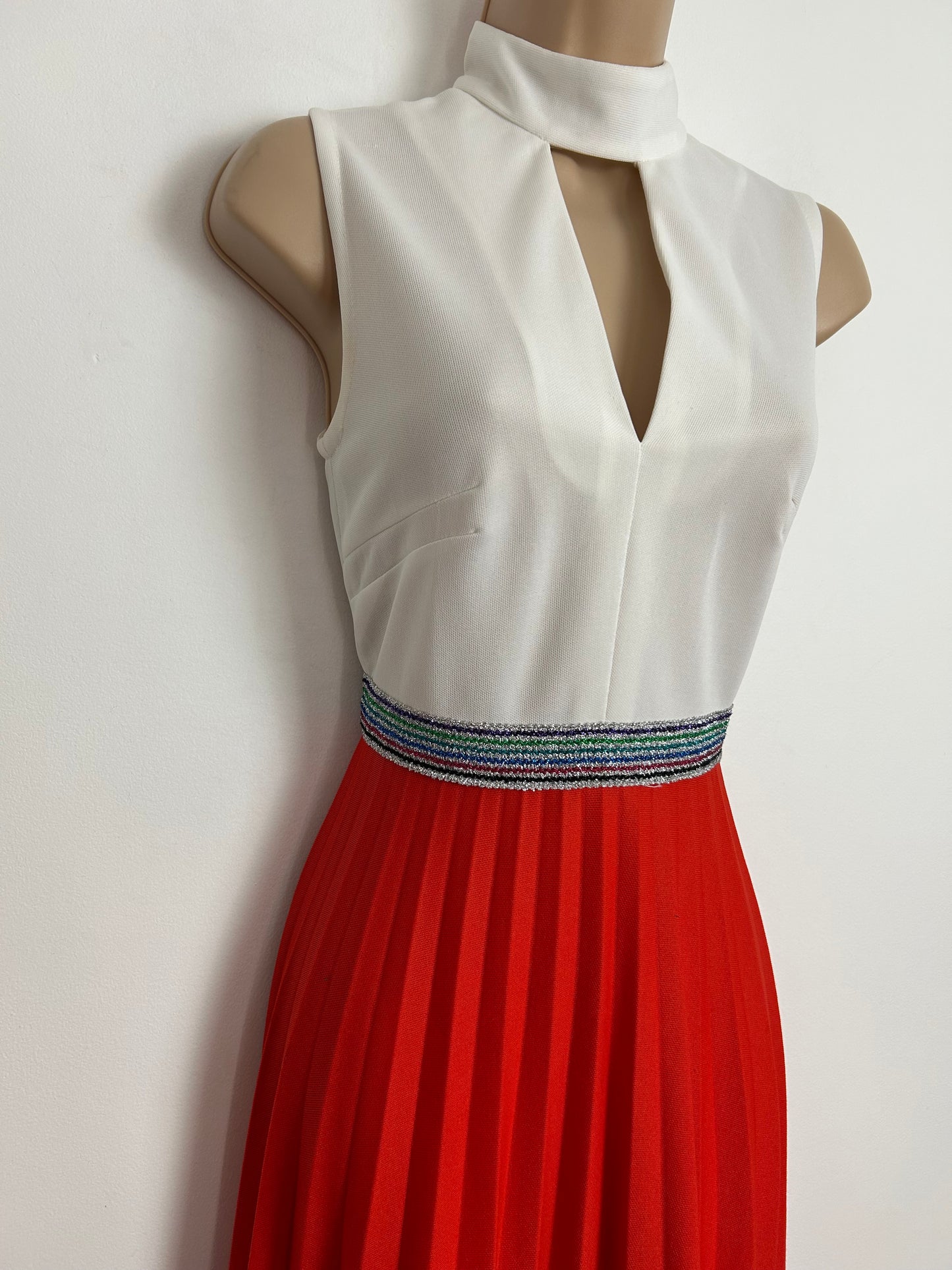 Vintage 1970s Size 6 Orange & White Sleeveless Keyhole Pleated Occasion Maxi Dress