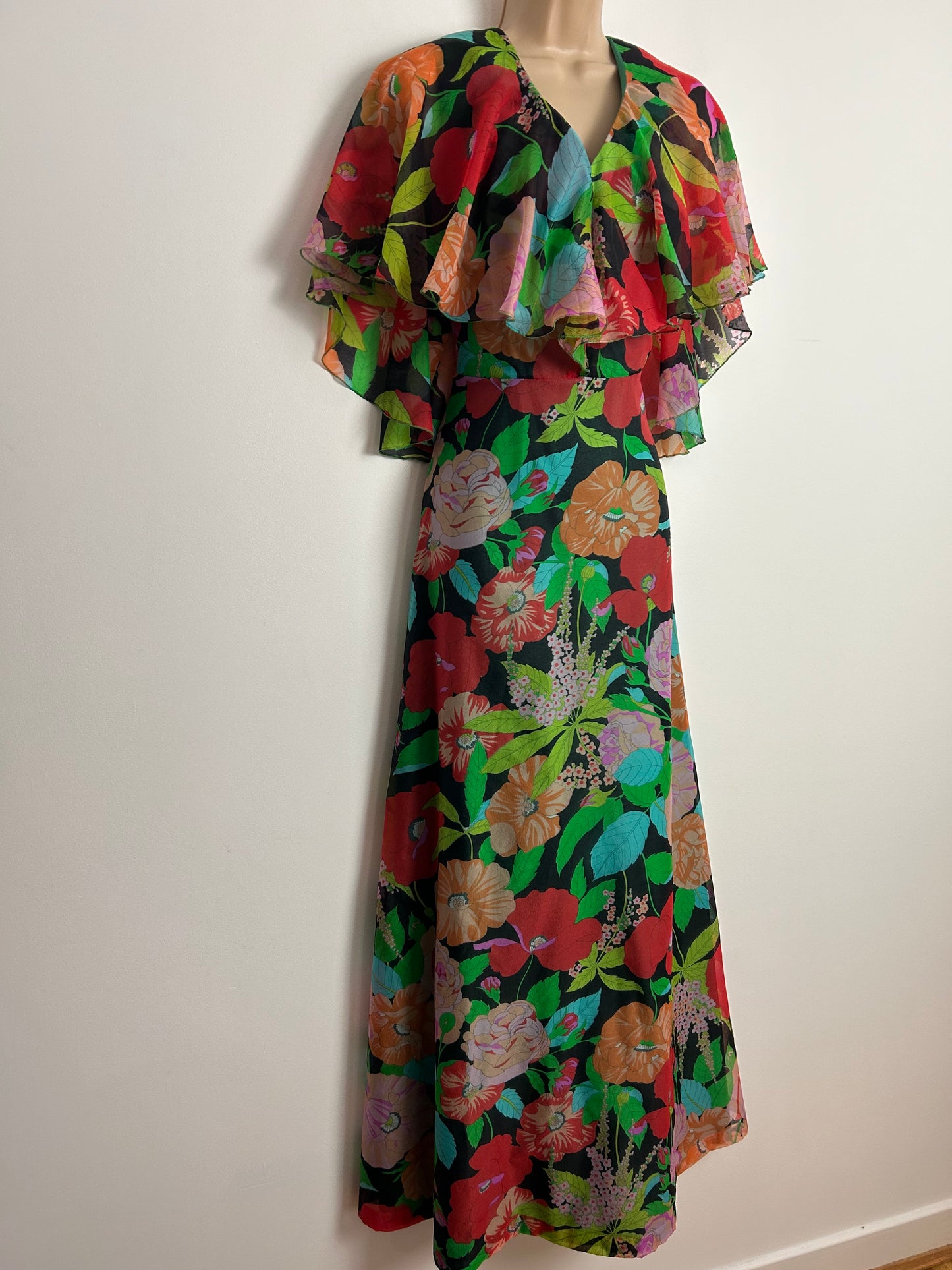 Vintage 1970s JOBI Size 6-8 Stunning Black Red & Green Bold Floral Print Cape Sleeve Boho Maxi Dress