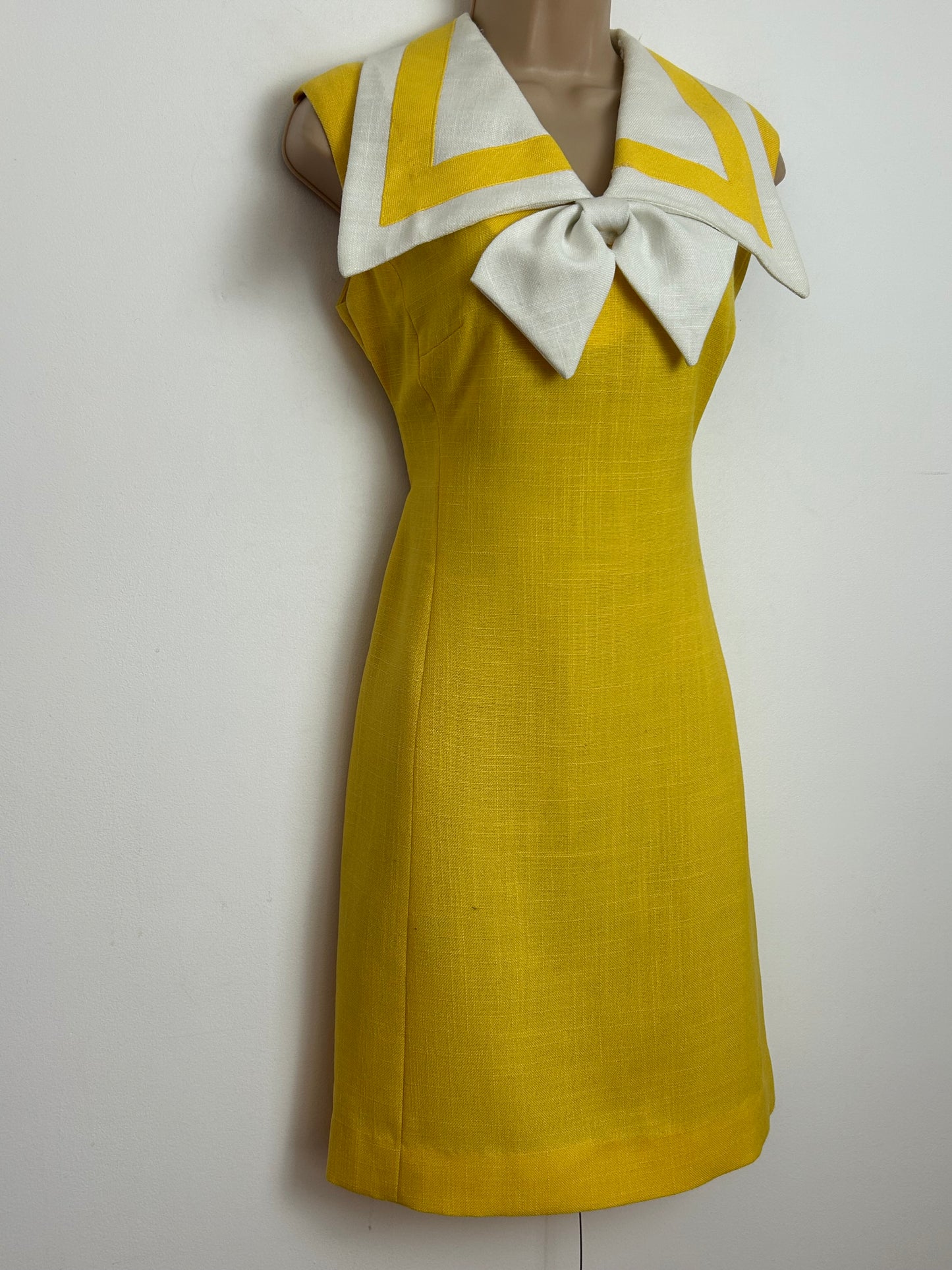 Vintage 1960s WILSHIRE OF BOSTON Size 8-10 Yellow & White Wide Collared Bow Detail Mod Summer Shift Dress