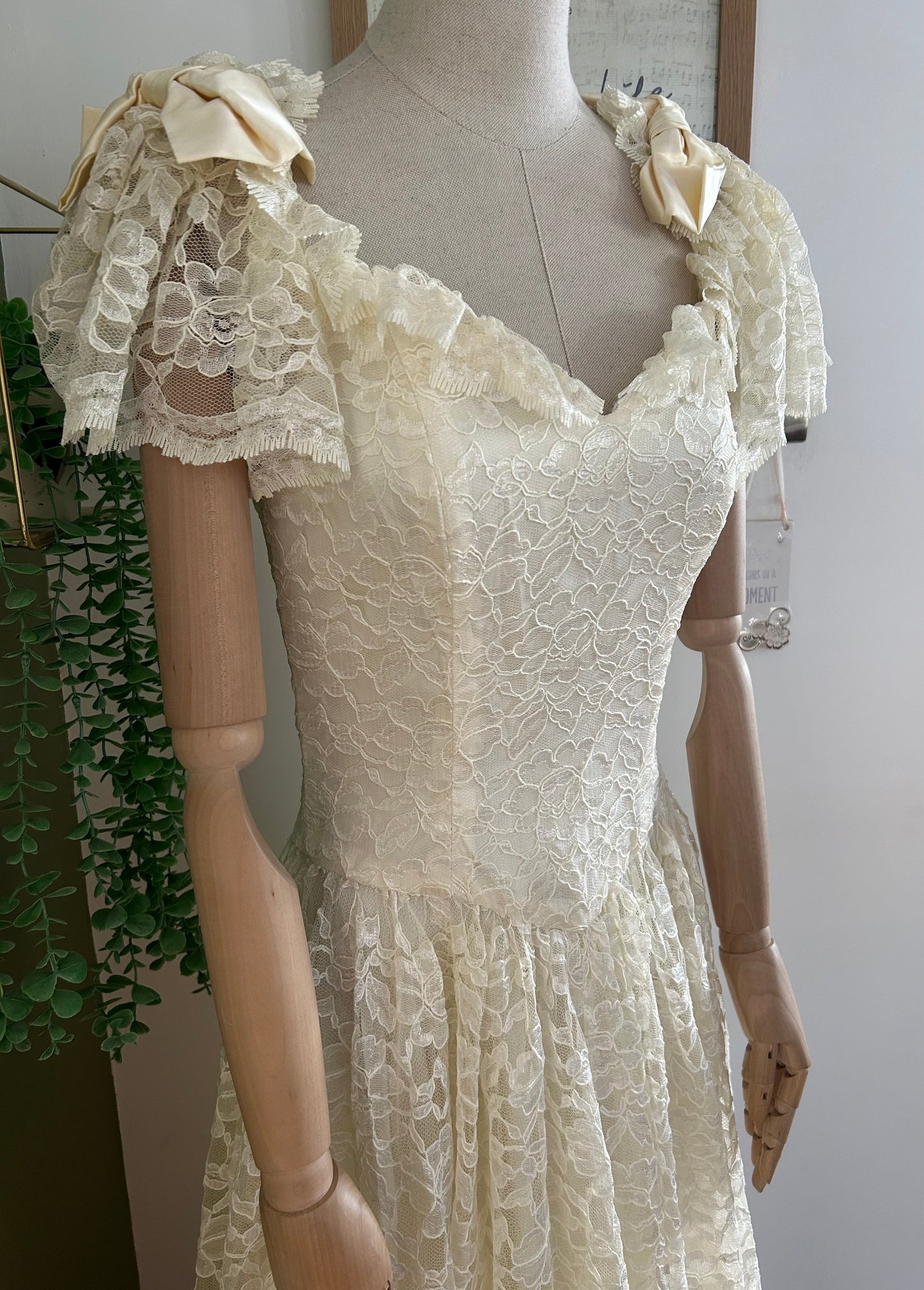 Vintage Early 1980s Size 8 Beautiful Cream Lace Bow Shoulder Detail Wedding/Occasion Dress