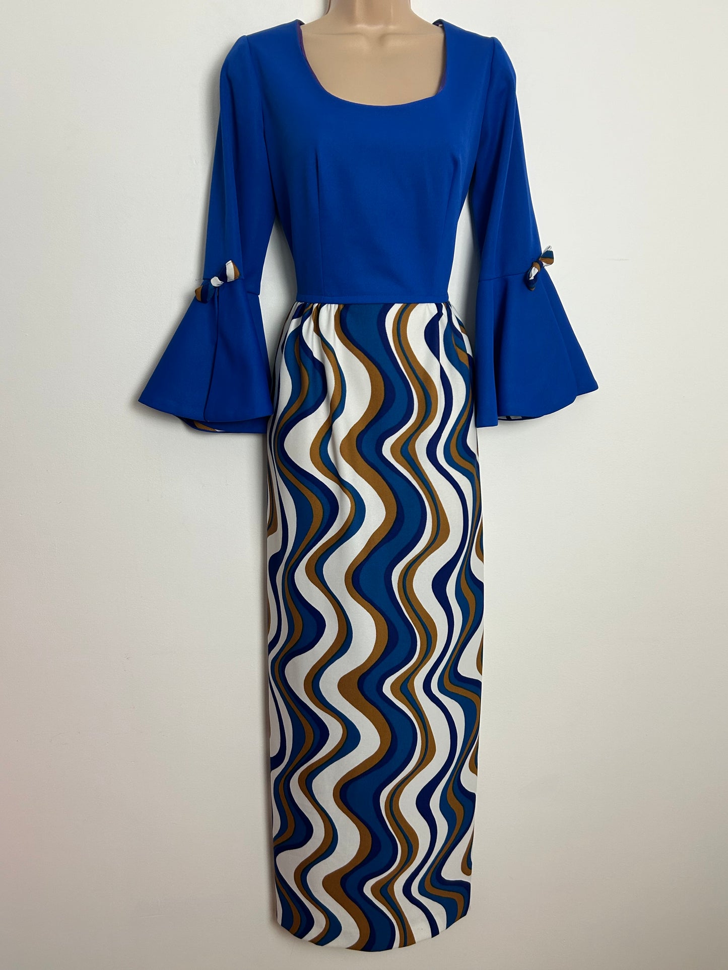 Vintage 1970s Size 10 Blue White & Brown Wavy Stripe Print Flared Split Cuff Maxi Dress