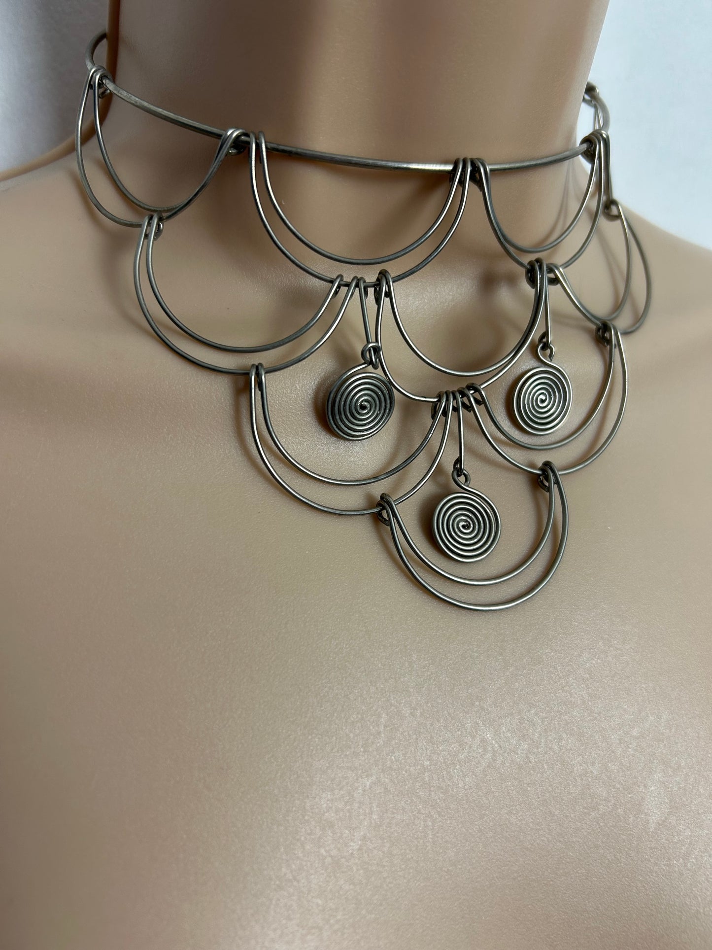 Vintage Silver Tone Scallop Design Chocker Necklace