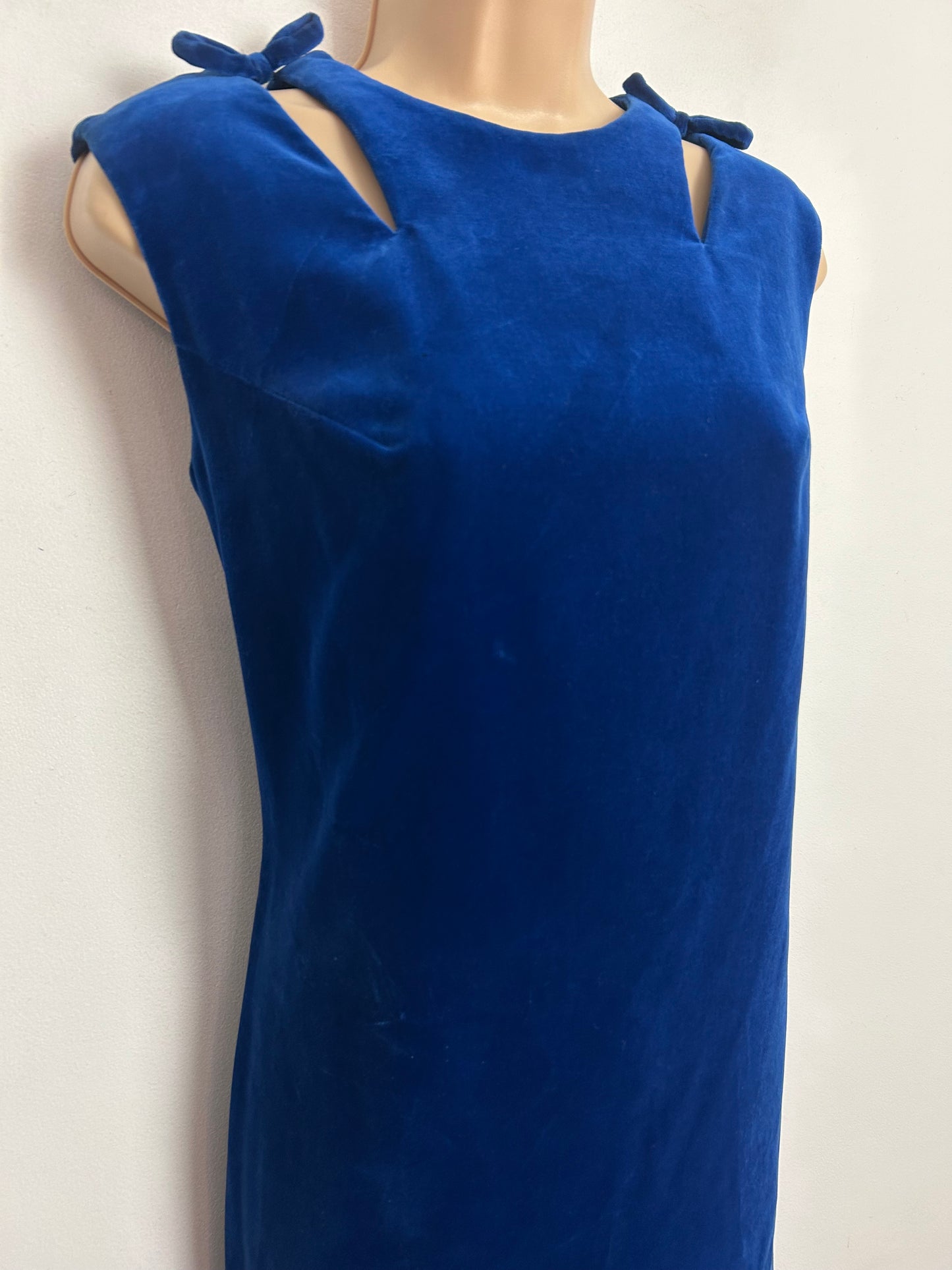 Vintage 1960s UK Size 8-10 Blue Velvet Sleeveless Cut Out Shoulder & Bow Detail Shift Mod Dress