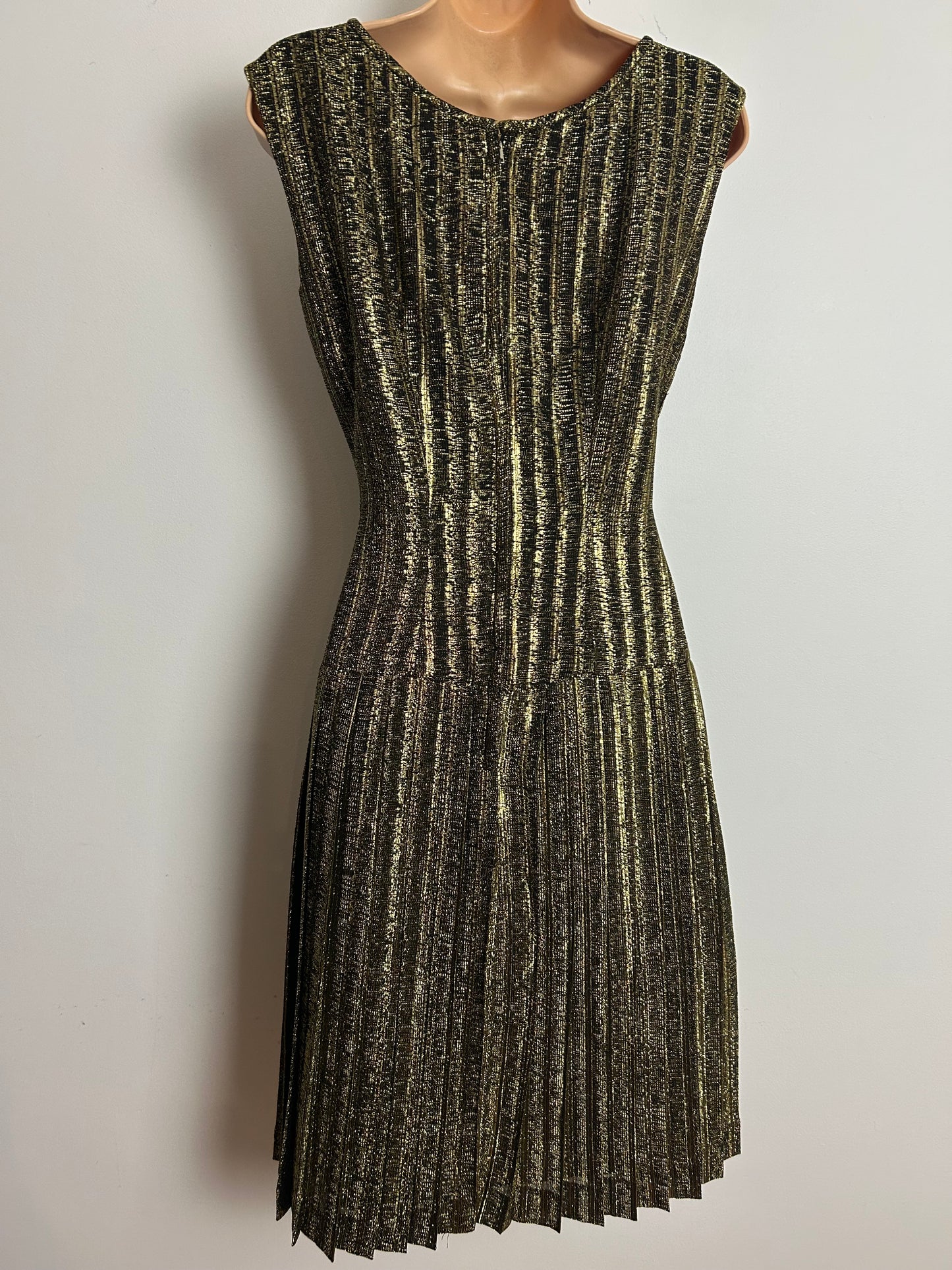 Vintage 1960s Size 8 Black & Gold Metallic Lurex Sleeveless Pleated Mod Shift Party Dress