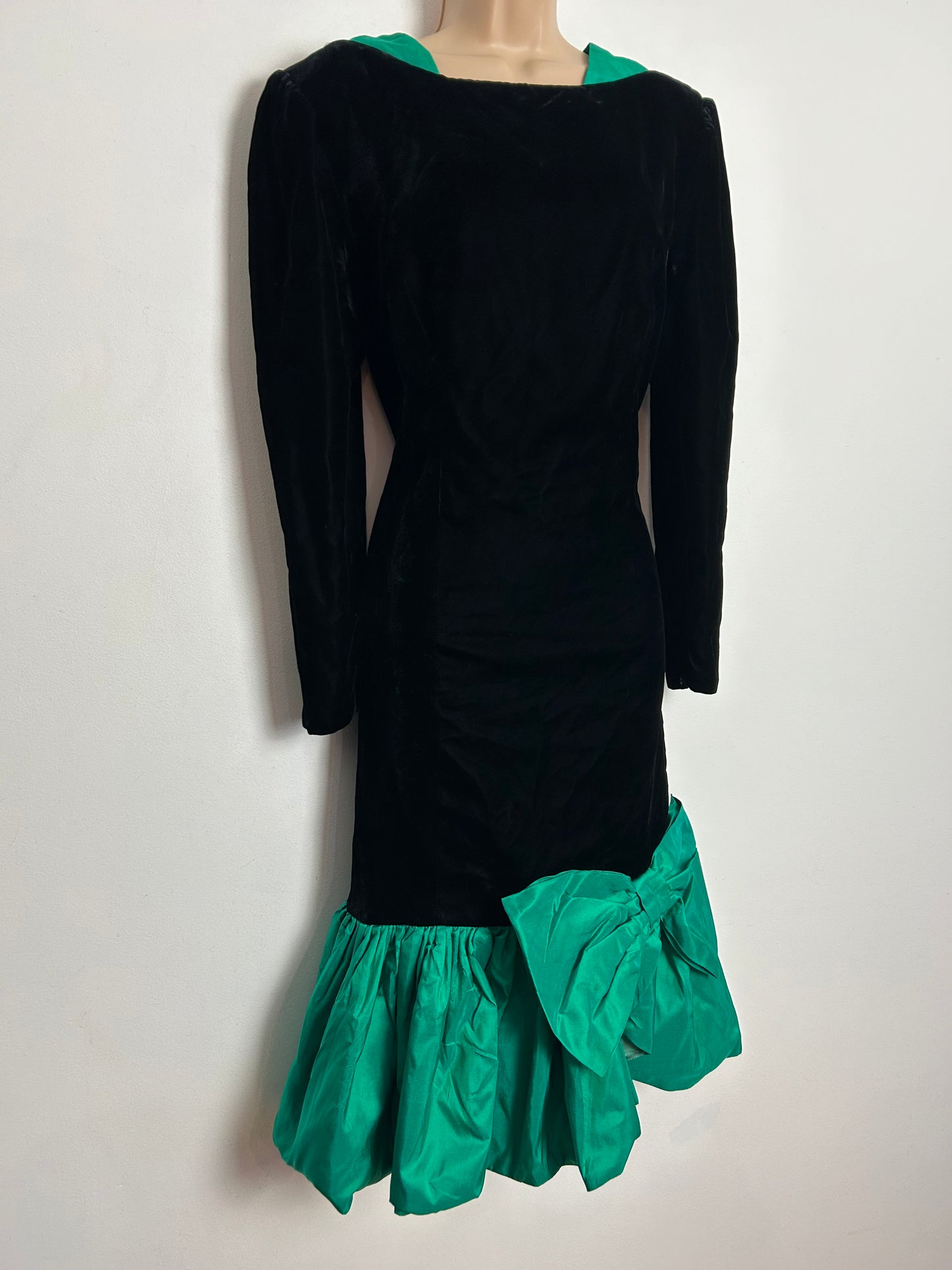 Vintage 1980s DESIGNER CARVEN PARIS Size 12 Black & Green Velvet Silk Bow Detail Cocktail Party Dress
