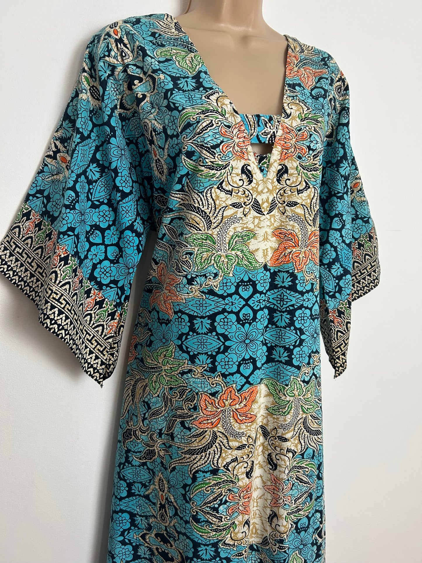 Vintage 1970s One Size Up To Size 14-16 Blue Beige & Orange Thai Batik Print Short Wide Sleeve Cotton Kaftan