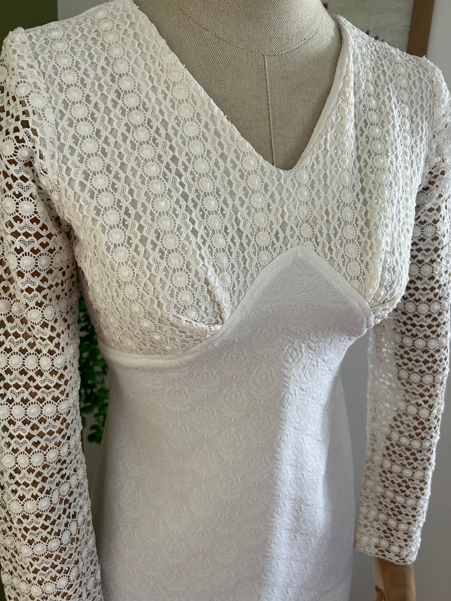 Vintage 1960s Size 6-8 White Textured Lace Long Sleeve Crimplene Mod Summer/Wedding Maxi Dress
