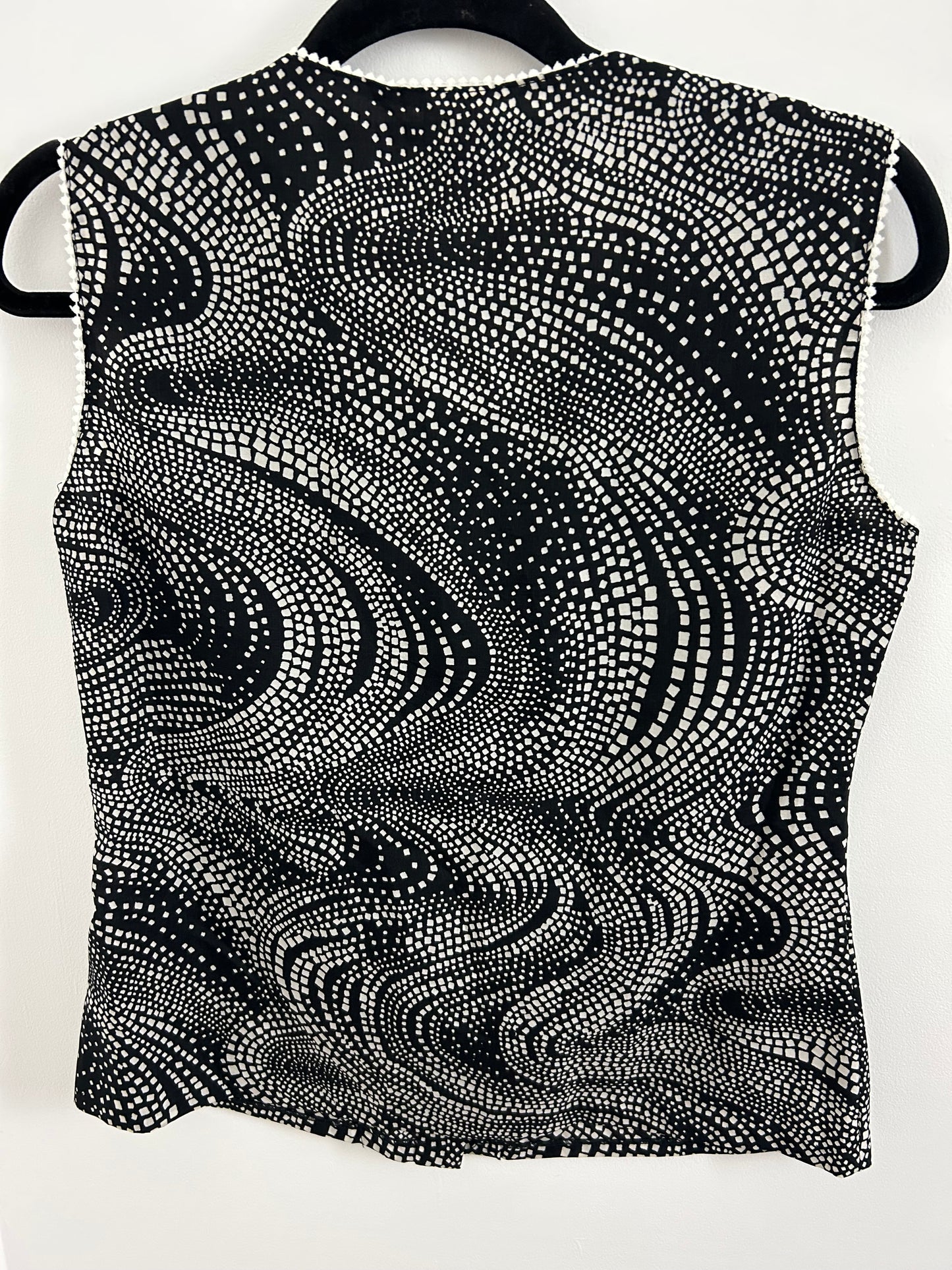 Vintage 1970s JACOB Size 12 Pretty Black & White Abstract Geo Print Sleeveless Blouse/Top