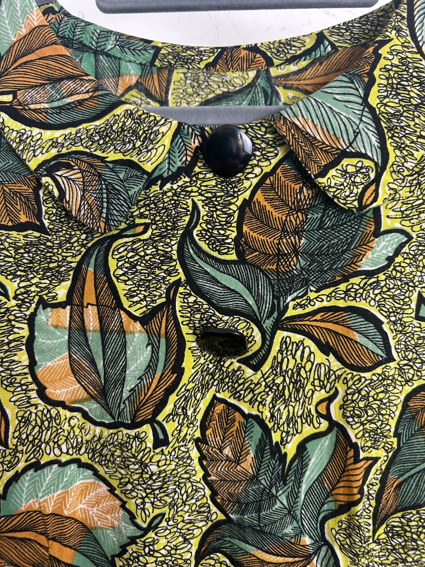 Vintage 1950s Size 14 Green & Brown Tones Leaf Print Sleeveless Collared Top