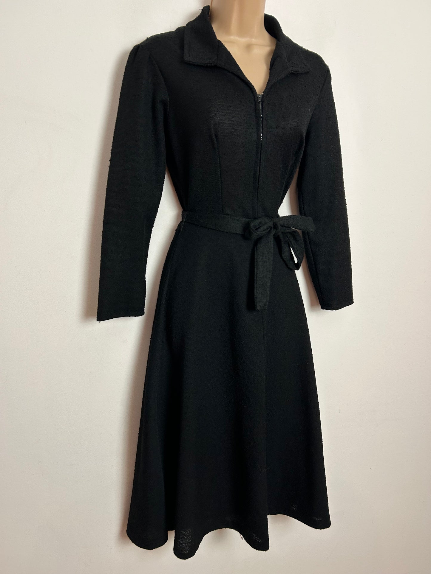 Vintage Late 1970s UK Size 6-8 Black Zip Fronted 3/4 Sleeve Belted Fit & Flare Day Dress