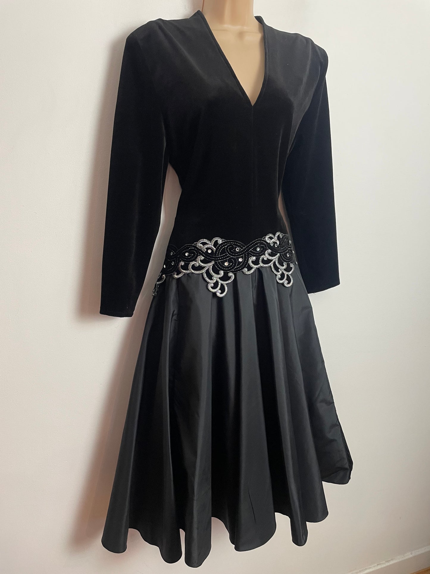 Vintage 1980s BERNSHAW UK Size 12 Black Velvet & Sateen Silver Thread & Diamante Detail Evening Party Occasion Dress