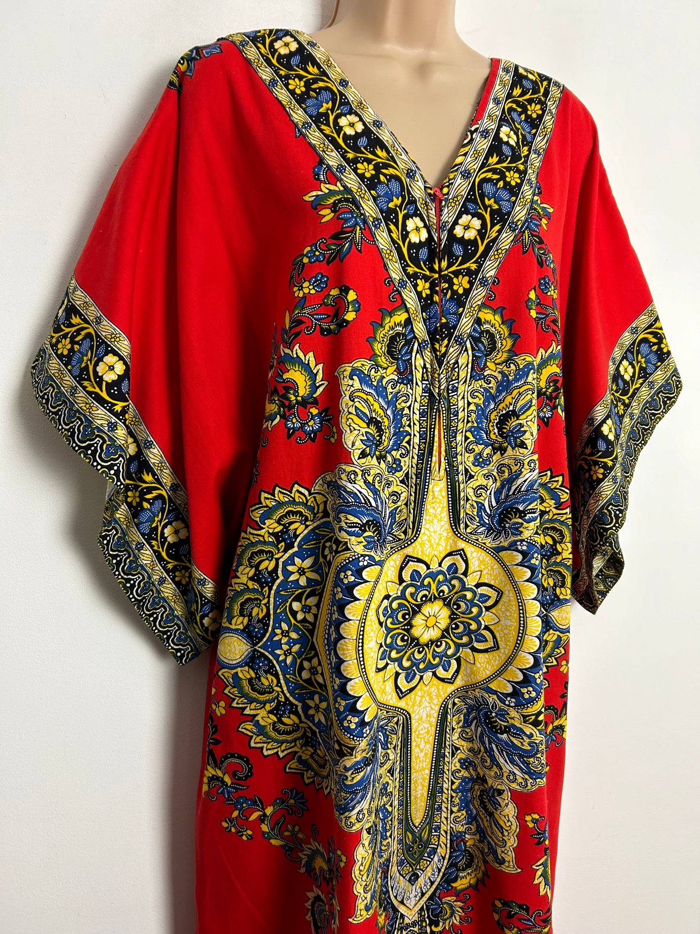 Vintage 1970s One Size Red Blue & Yellow Batik Print Zip Front Short Wide Sleeve Kaftan
