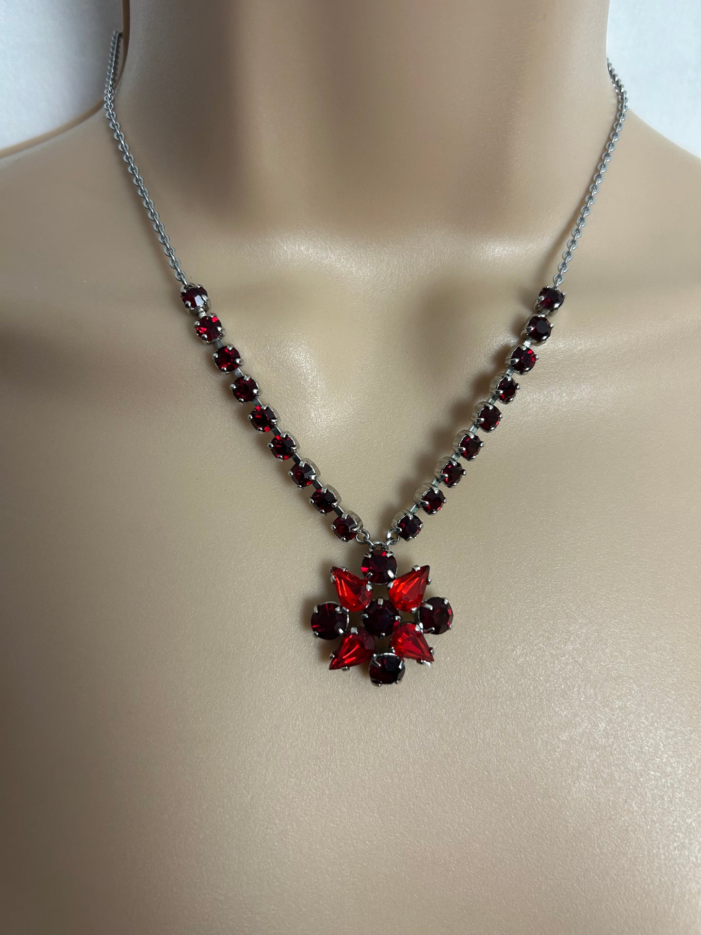 Vintage 1960s Silver Tone Red Diamante Stone Set Flower Necklace