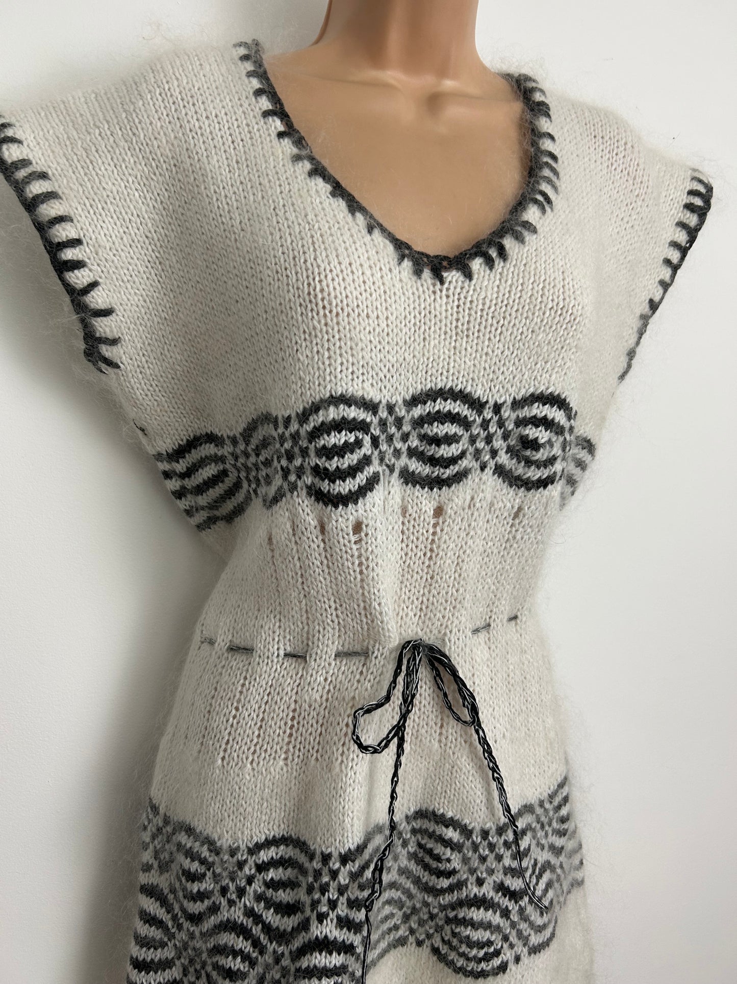 Vintage Late 1970s/Early 1980s Up To Size 14 White & Dark Grey Pull Tie Waist Tunic Style Jumper