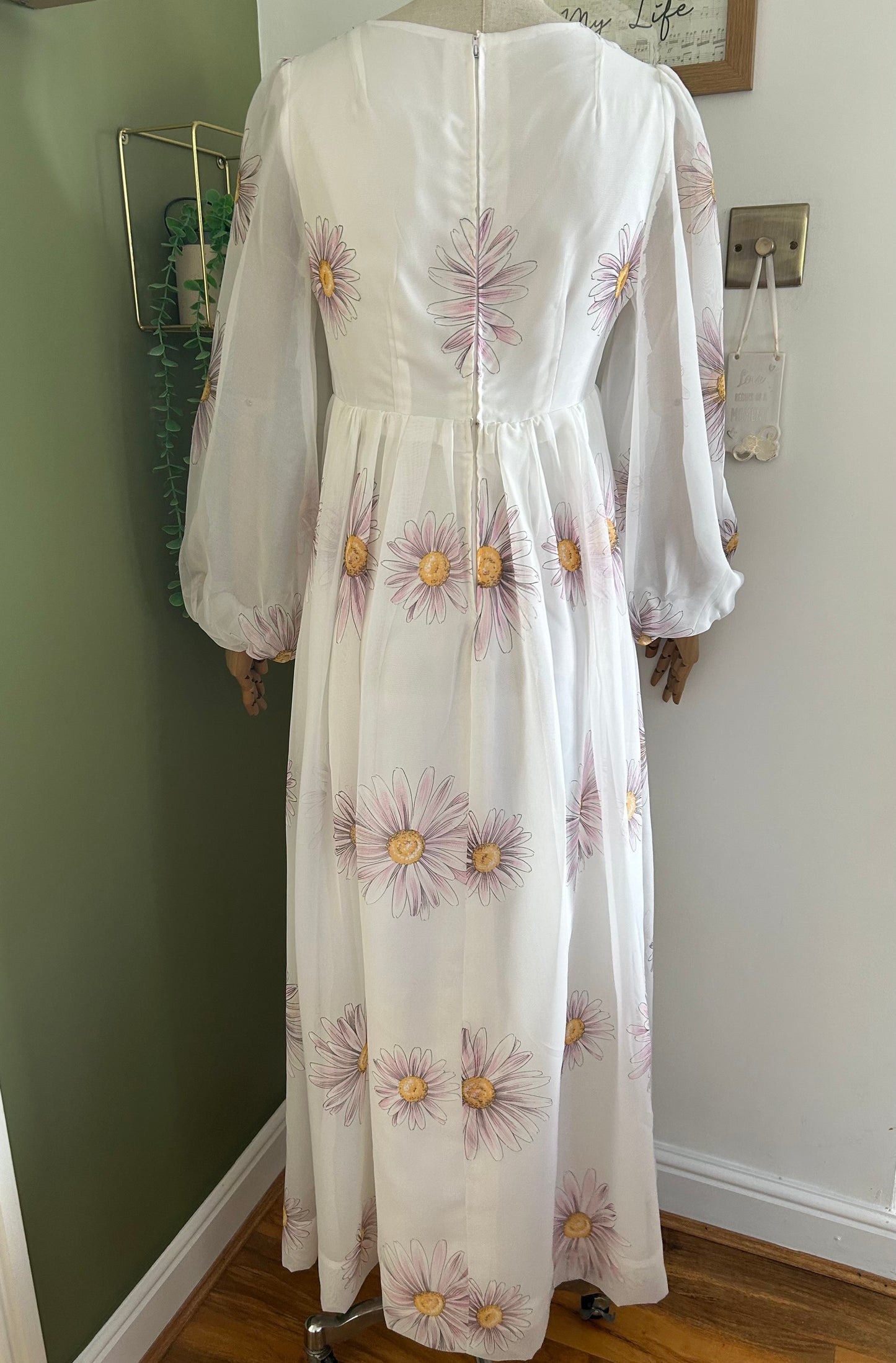Vintage 1970s Size 10 White & Pink Floral Print Long Sleeve Chiffon Maxi Dress