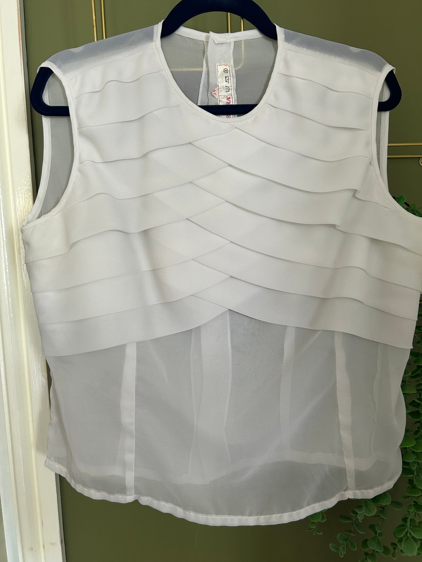 Vintage 1960s Approx Size 14-16 Wite Layered Sleeveless Button Back Blouse/Top