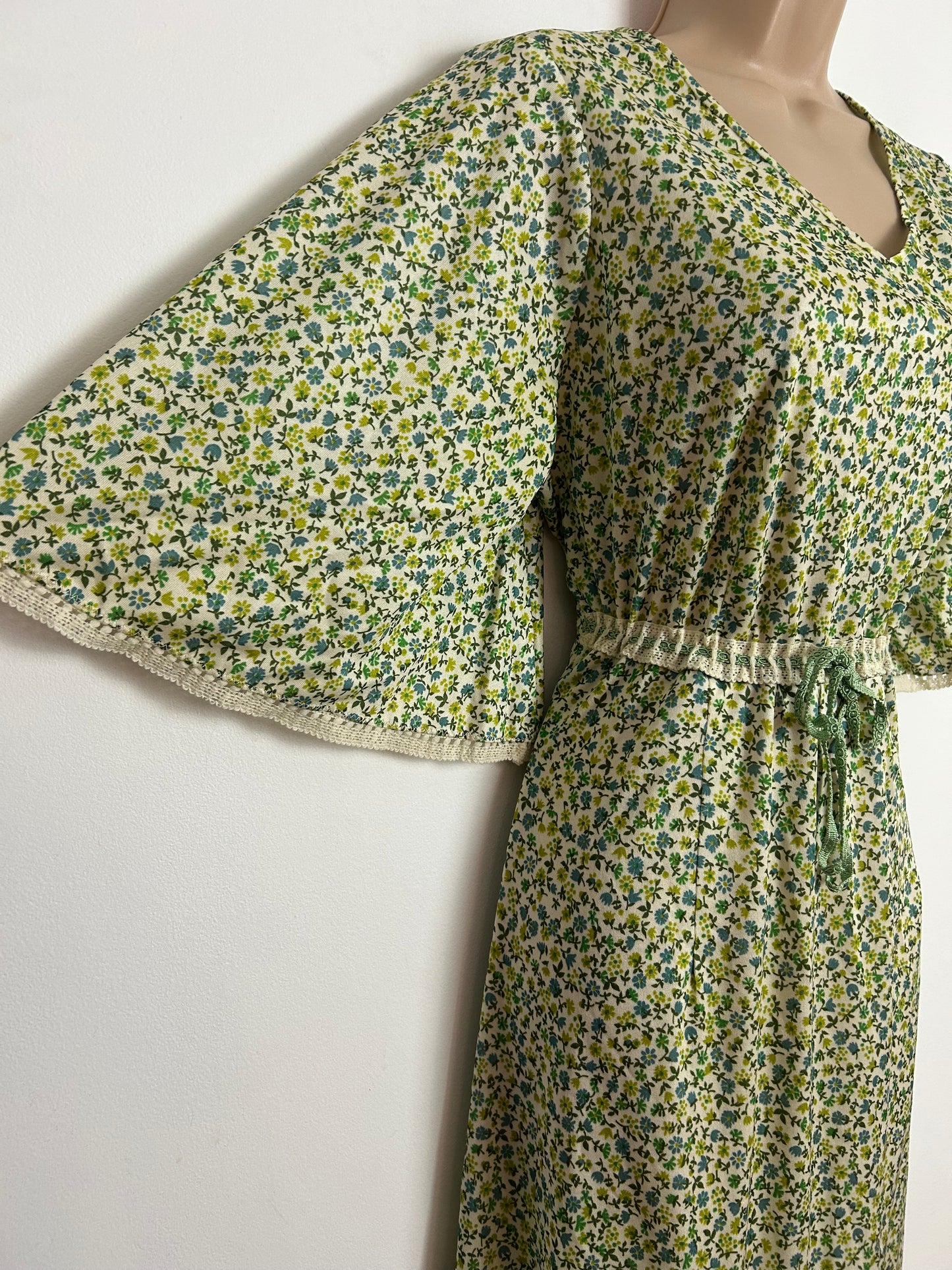 Vintage 1970s Size 14 Green Tones Ditsy Floral Print Lace Trim Shirt Flared Sleeve Boho Maxi Dress
