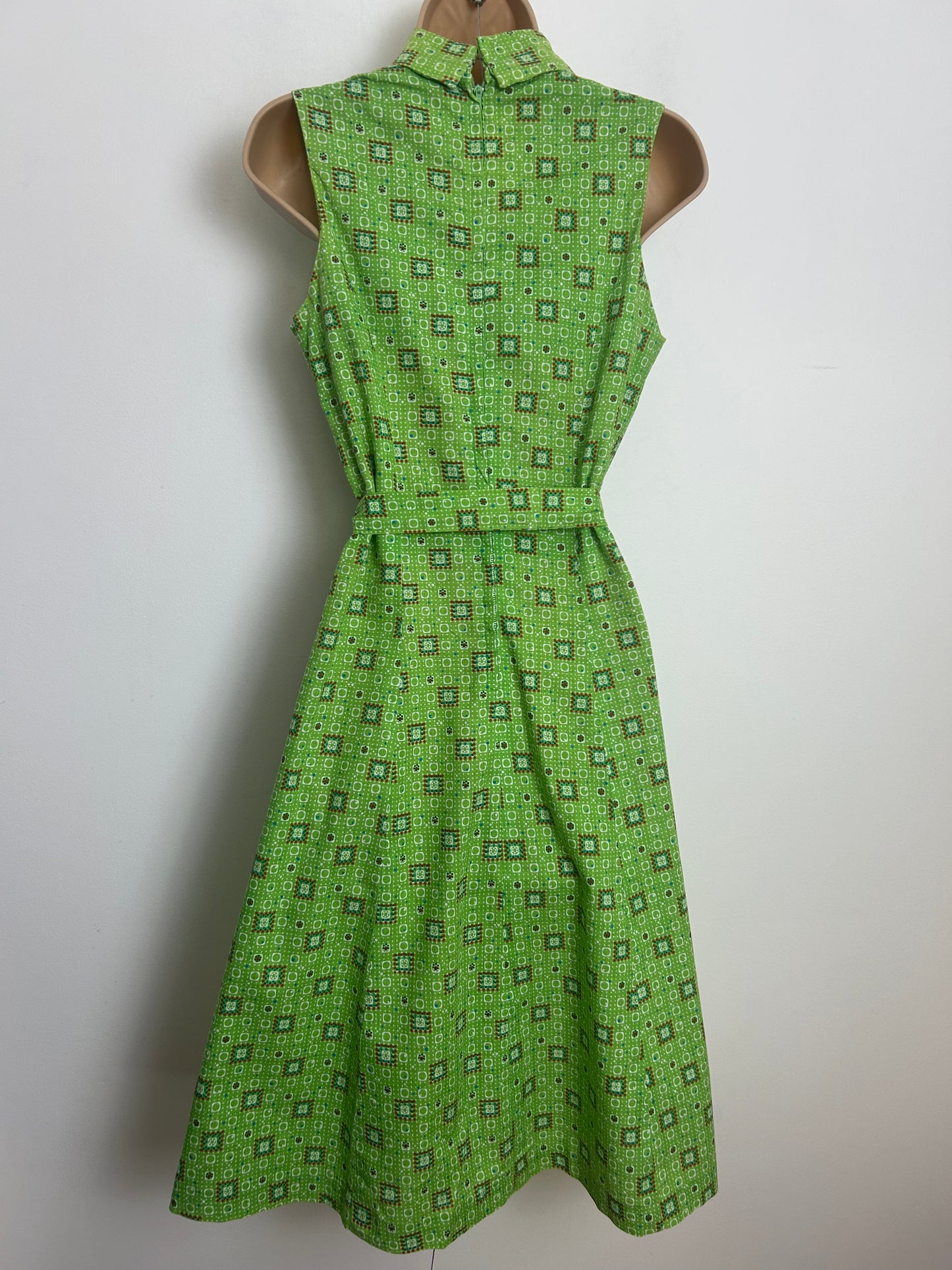 Vintage 1970s Size 8 Cute Green Geo Print Dagger Collar Sleeveless Belted Fit & Flare Mod Day Dess