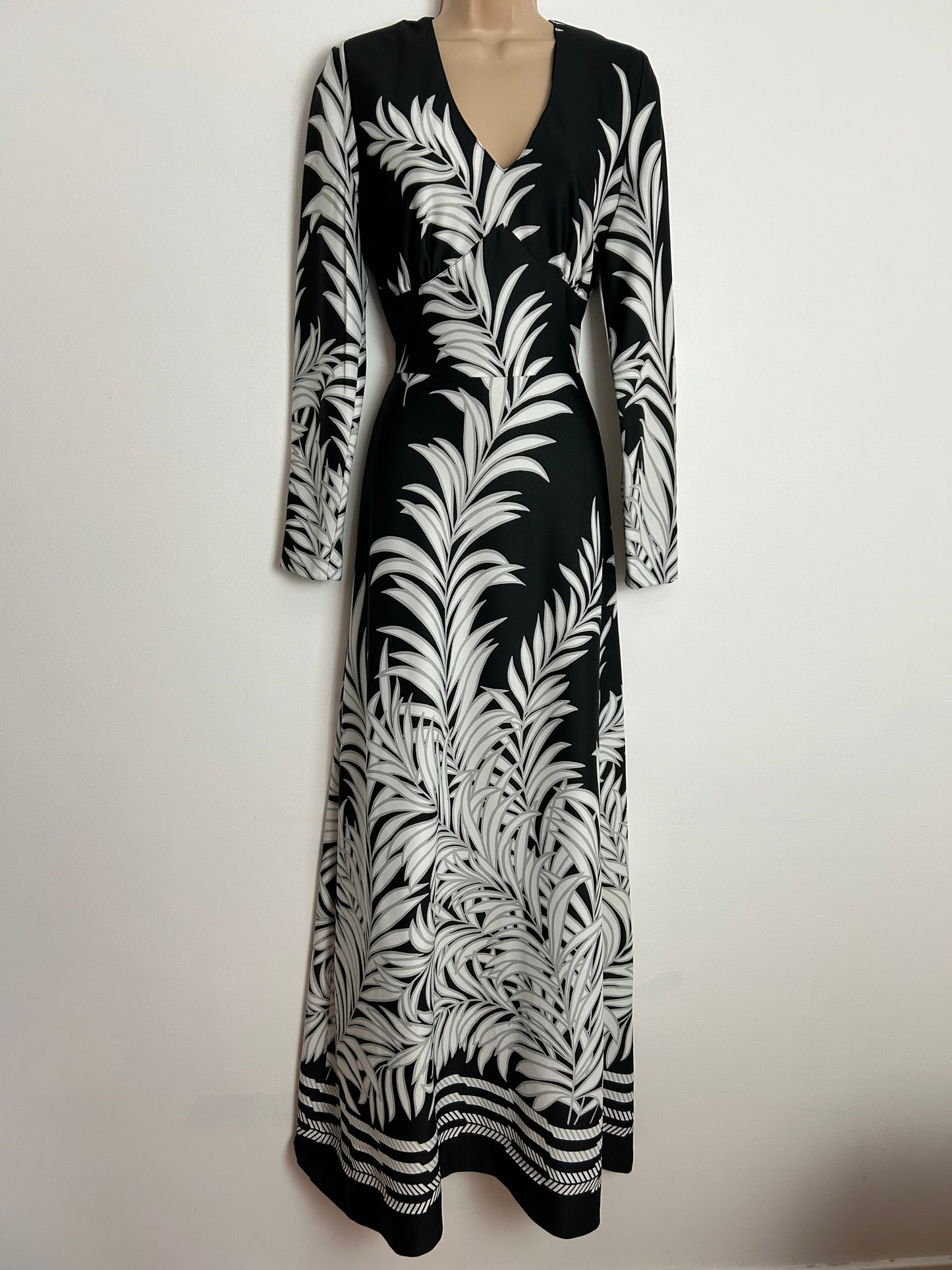 Vintage 1970s UK Size 12 Gorgeous Black & White Leaf Print Long Sleeve Tie Back Maxi Dress