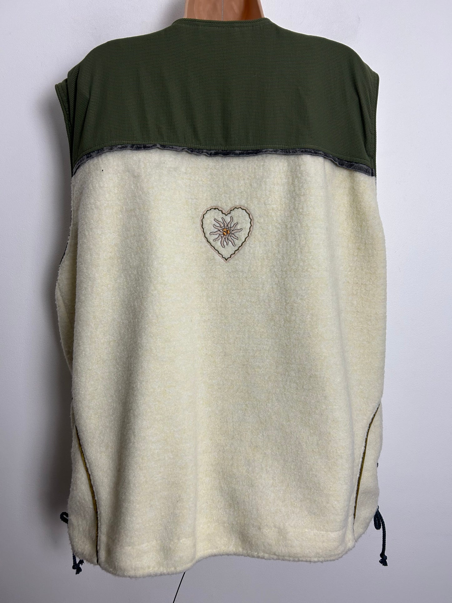 Vintage 1980s Size XL CANYON ACTIVEWEAR Cream & Green Edelwiess Flower Pattern Gilet