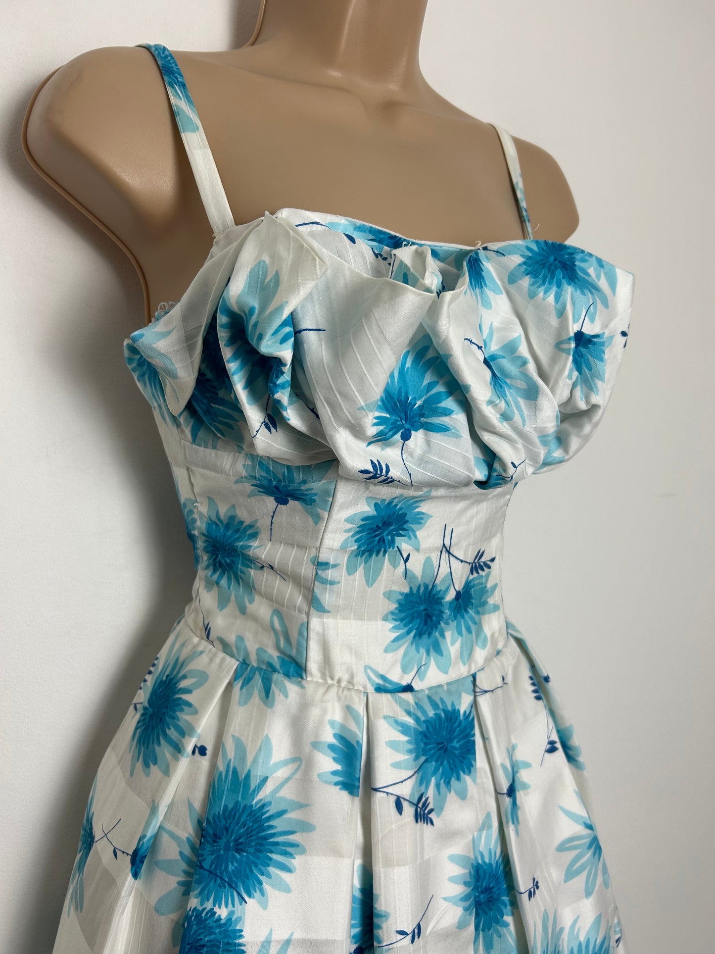 Vintage 1950s Size 6 White & Blue Floral Print Cotton Ruched Bust Pleated Summer Prom Party Dress