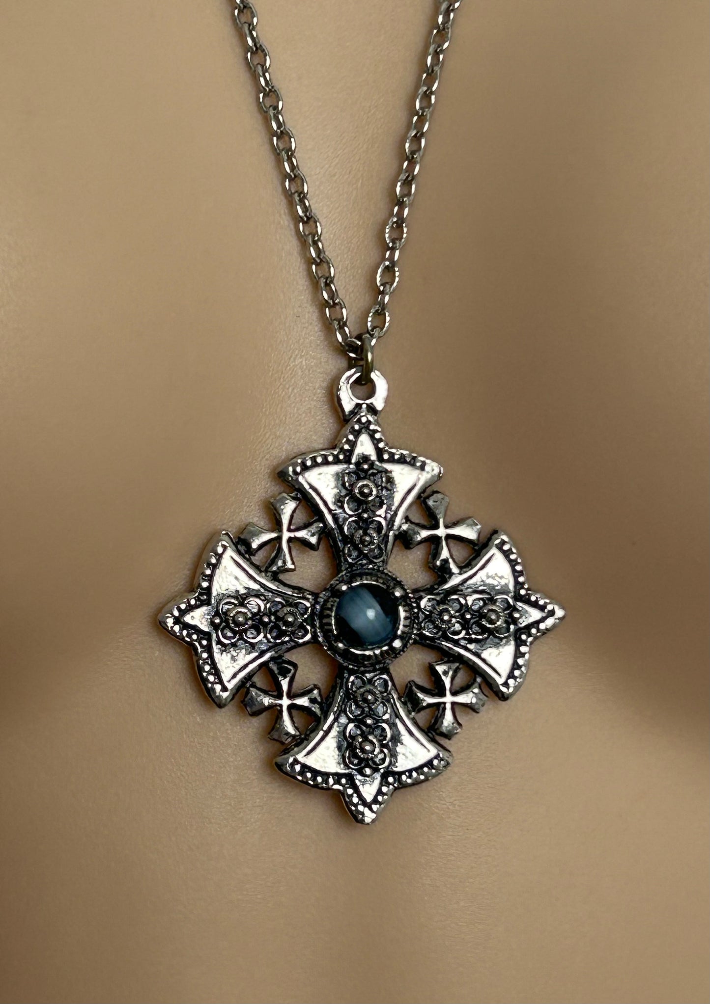 Vintage Silver Tone Scottish Celtic Style Blue Stone Set Pendant & Chain Necklace