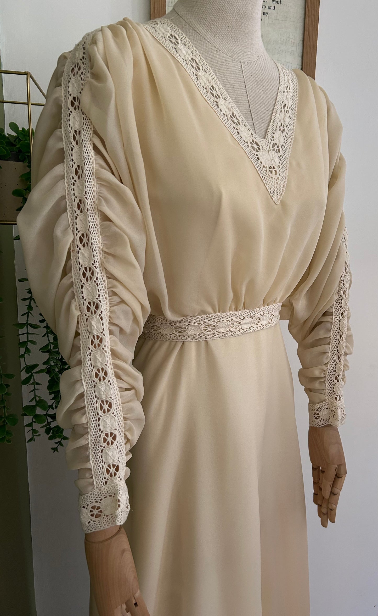 Vintage 1970s Size 6-8 Beautiful Cream Lace Trim Mock 2 Piece Long Ruched Sleeve Wedding Summer Occasion Dress/Gown