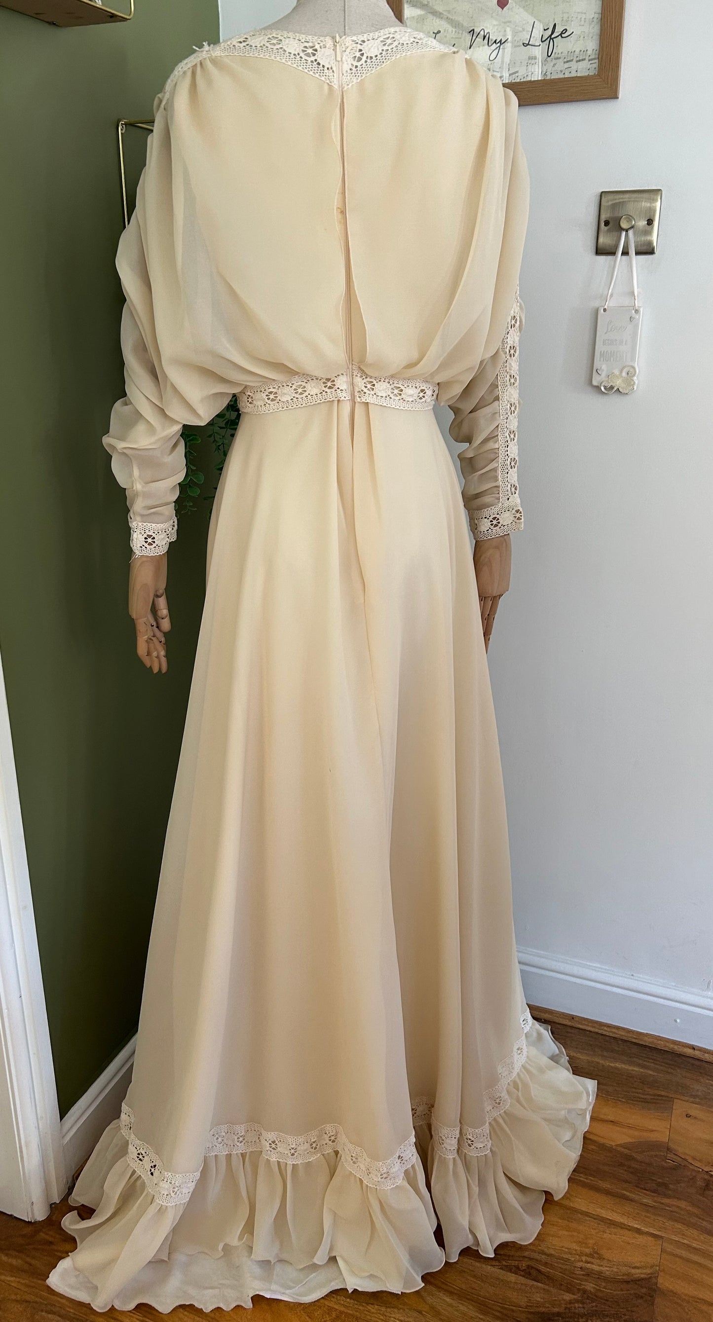 Vintage 1970s Size 6-8 Beautiful Cream Lace Trim Mock 2 Piece Long Ruched Sleeve Wedding Summer Occasion Dress/Gown