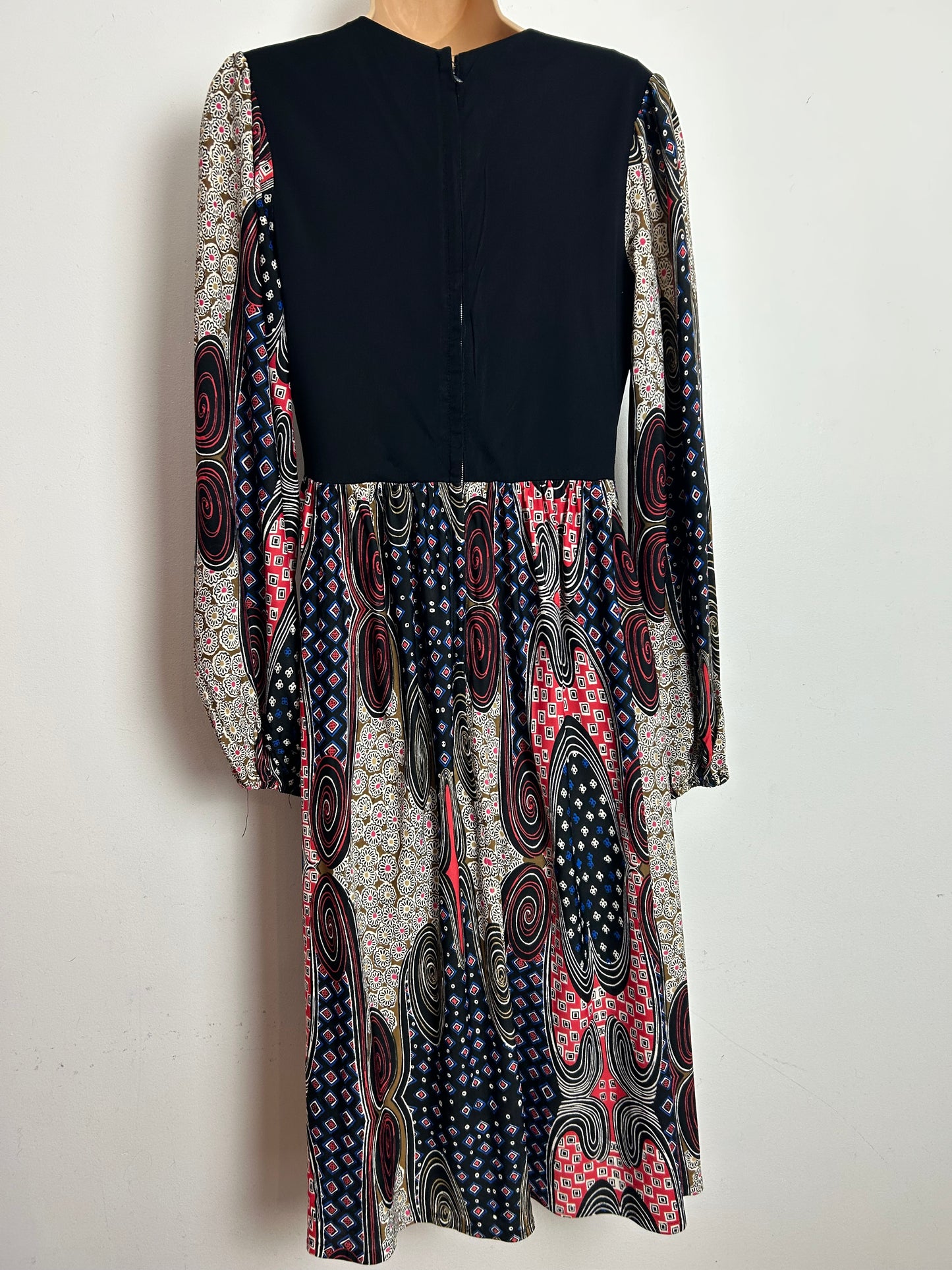 Vintage 1970s SHELANA Size 6-8 Black Red Brown & White Abstract Print Open Front Triple Tie Midi Dress