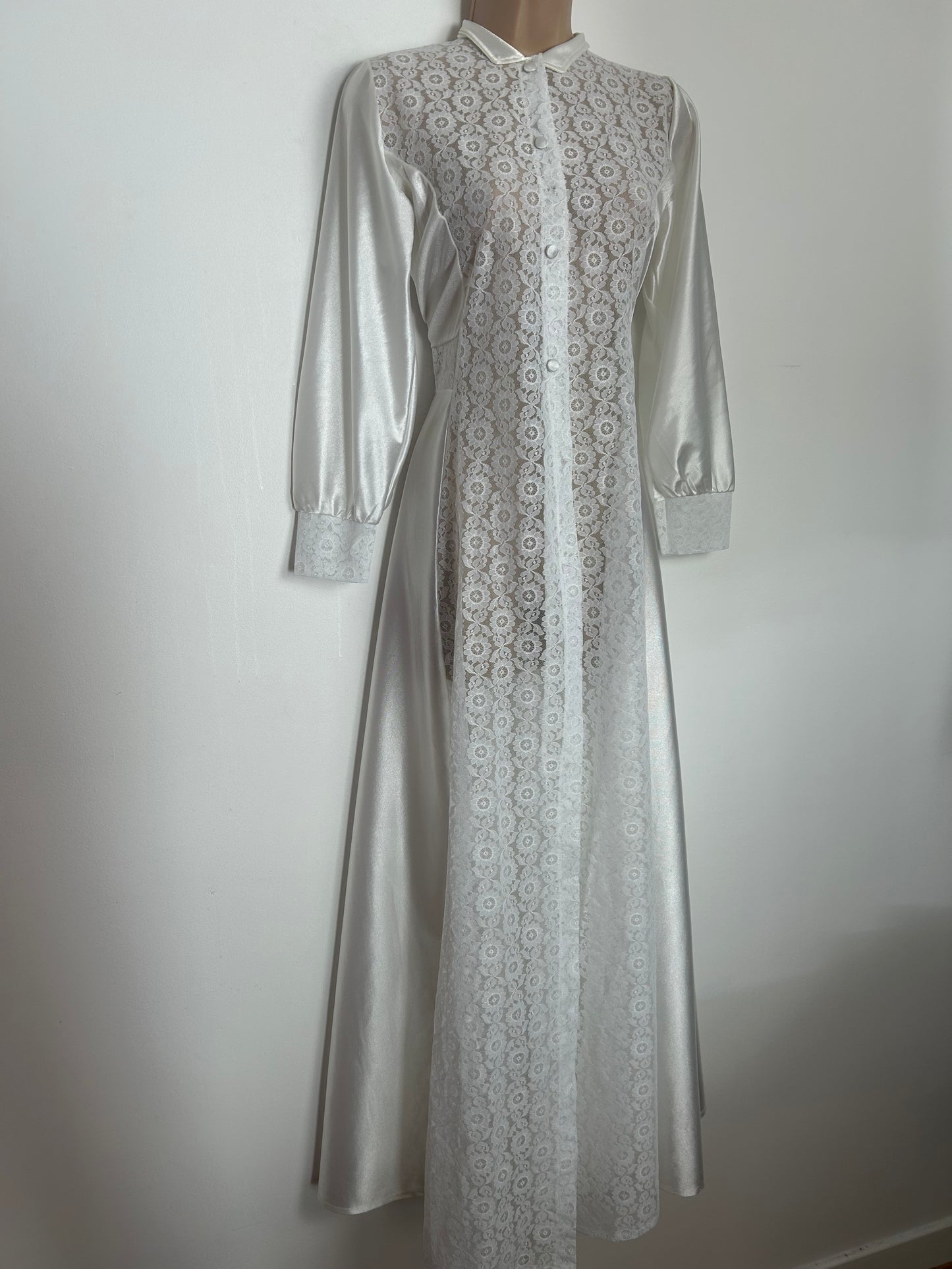 Vintage Late 1950s Size 10-12 White Lace Panels Long Sleeve Peignoir House Dress