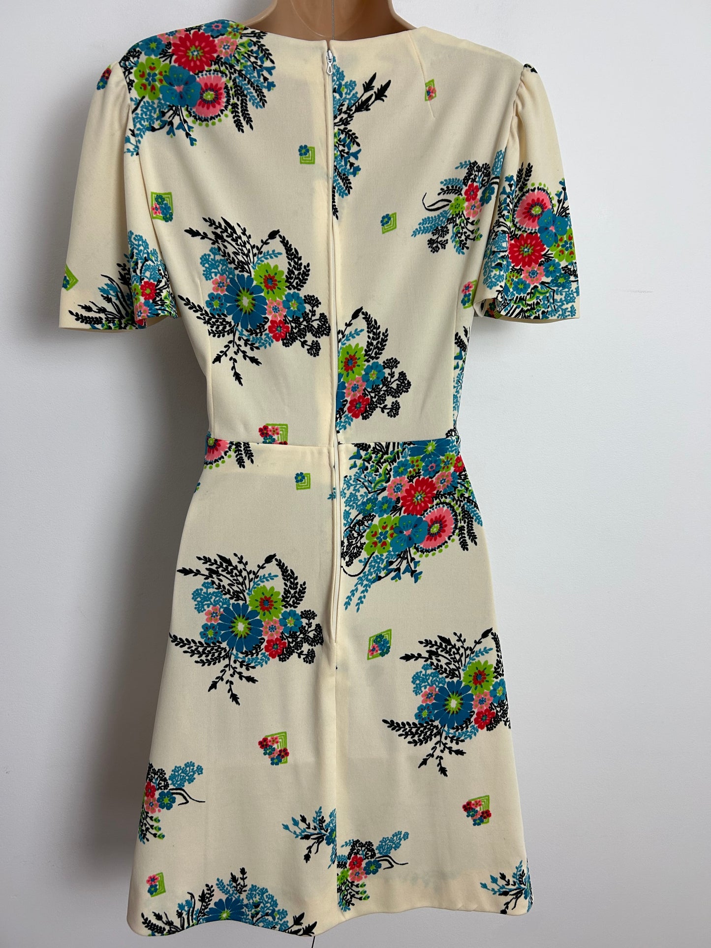Vintage 1970s Size 12 Cream Blue & Pink Tones Floral Print Short Sleeve Fit & Flare Day Dress