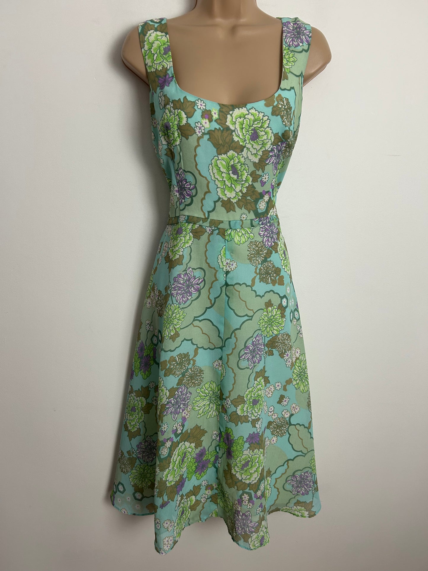 Vintage 1970s Size 12 Pretty Blue & Green Floral Print Sleeveless Fit & Flare Dress