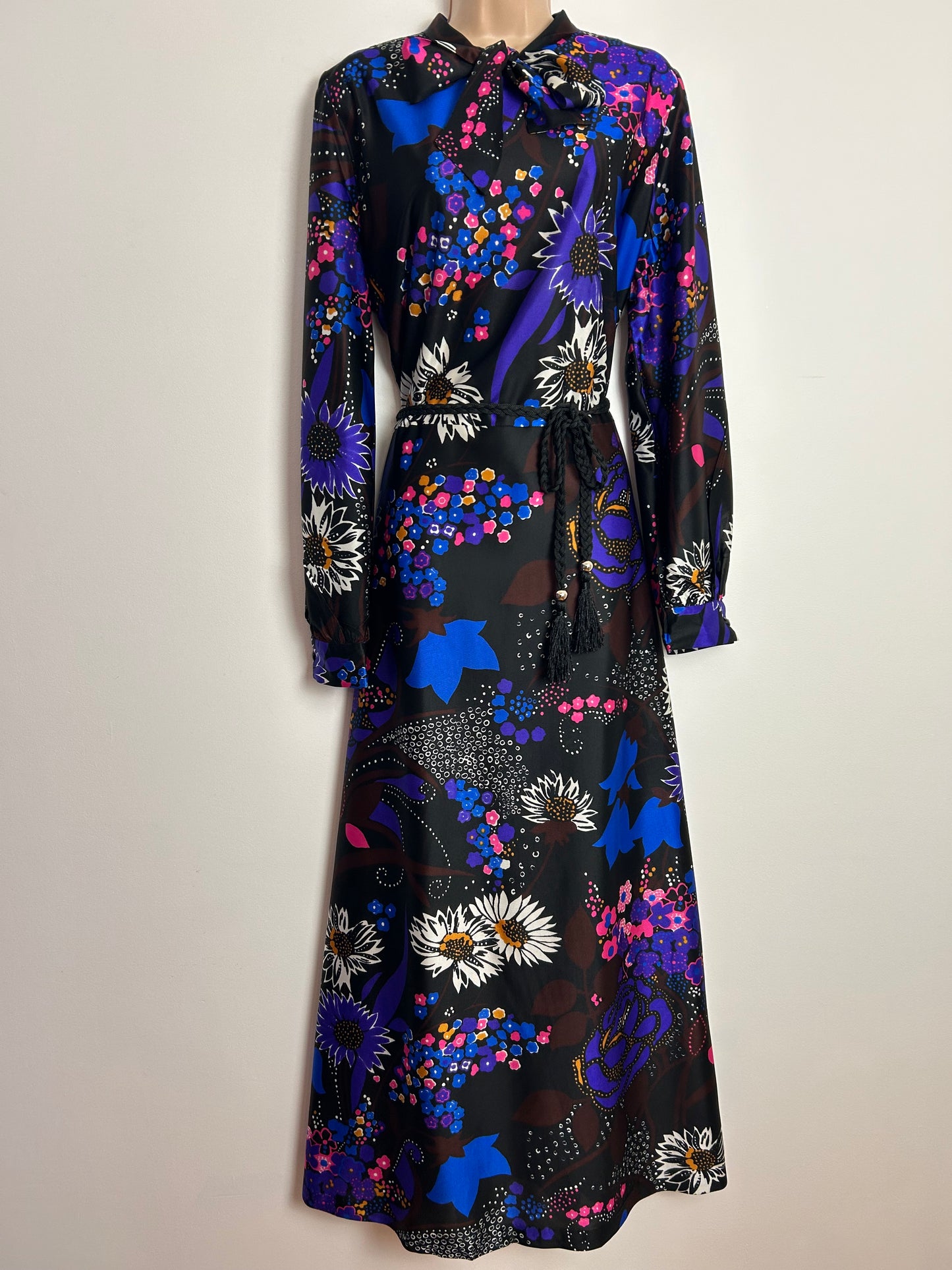 Vintage 1970s Size 16-18 Black Blue Purple & Pink Floral Print Pussy Bow Long Sleeve Belted Maxi Dress