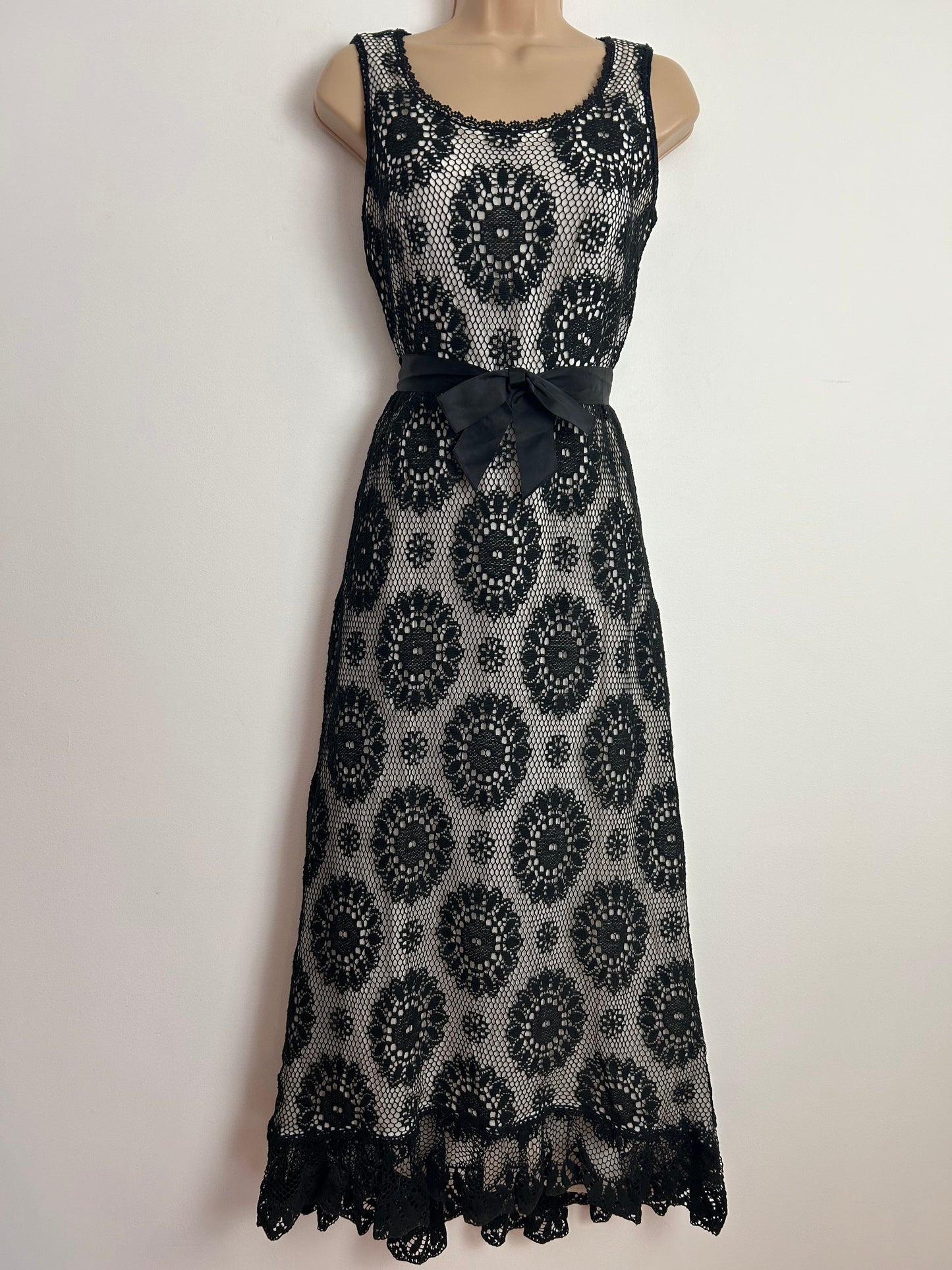 Vintage 1960s FRANK USHER LONDON Size 8 Black Crochet Lace Sleeveless Satin Belted Occasion Evening Maxi Dress