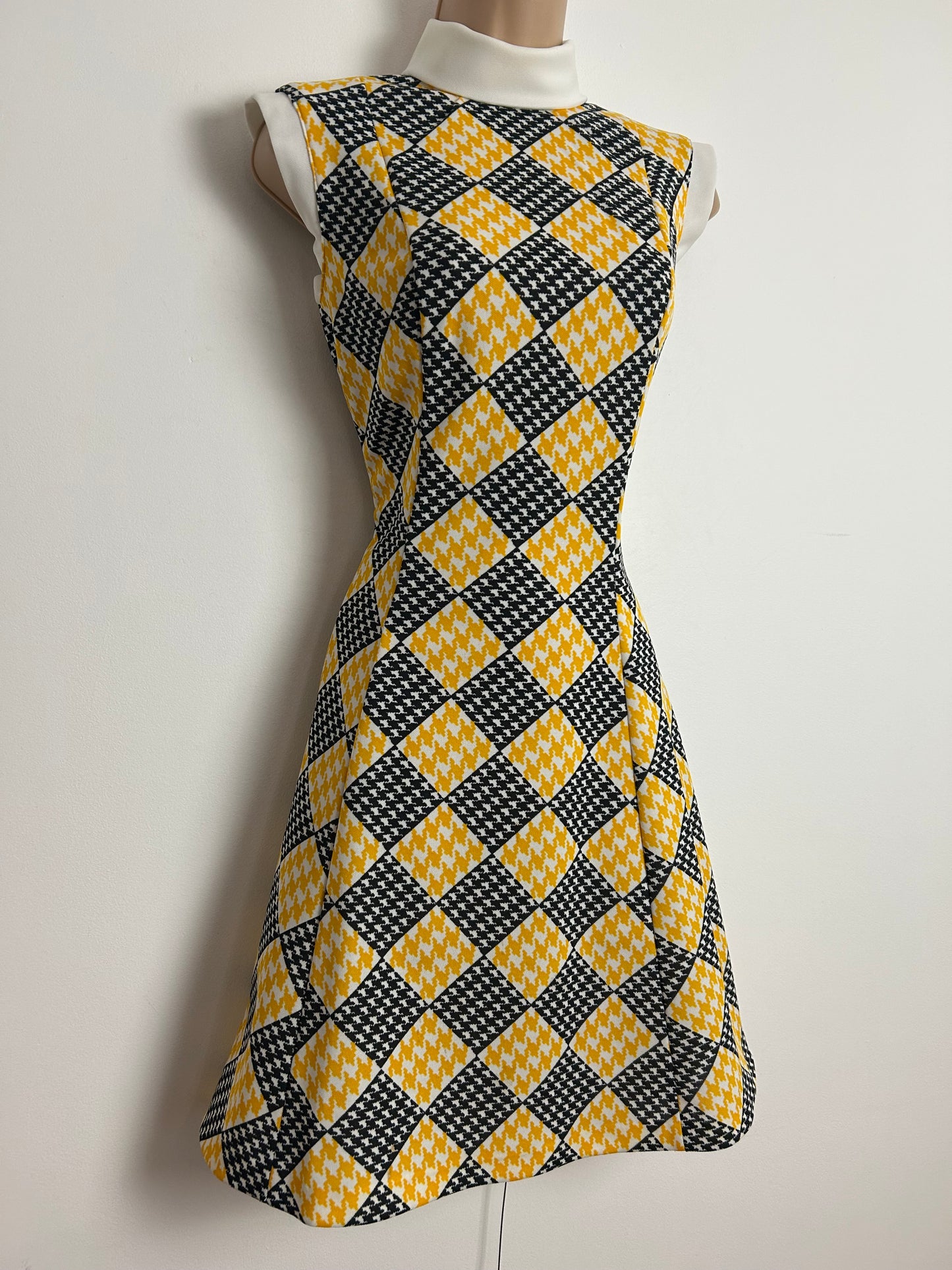 Vintage 1960s Size 8 Black Yellow & White Diamond Check & Dogtooth Sleeveless Mod Shift Dress