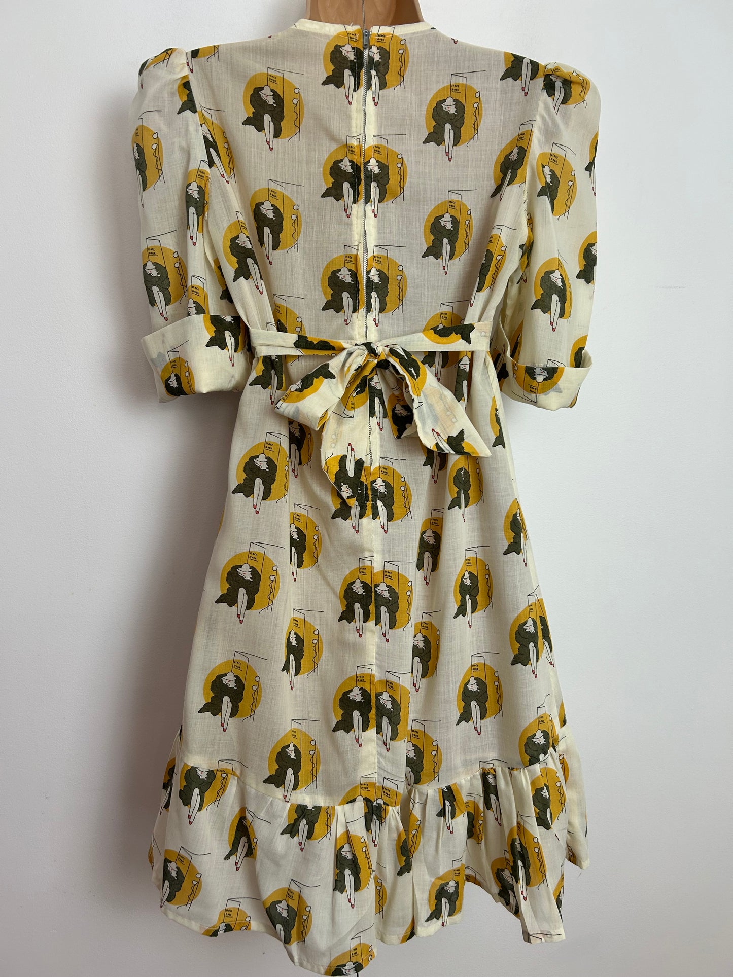 Vintage 1970s Size 10 Gorgeous Cream Grey & Mustard Yellow Glam Lady At Stage Door Novelty Print Mini Dress`