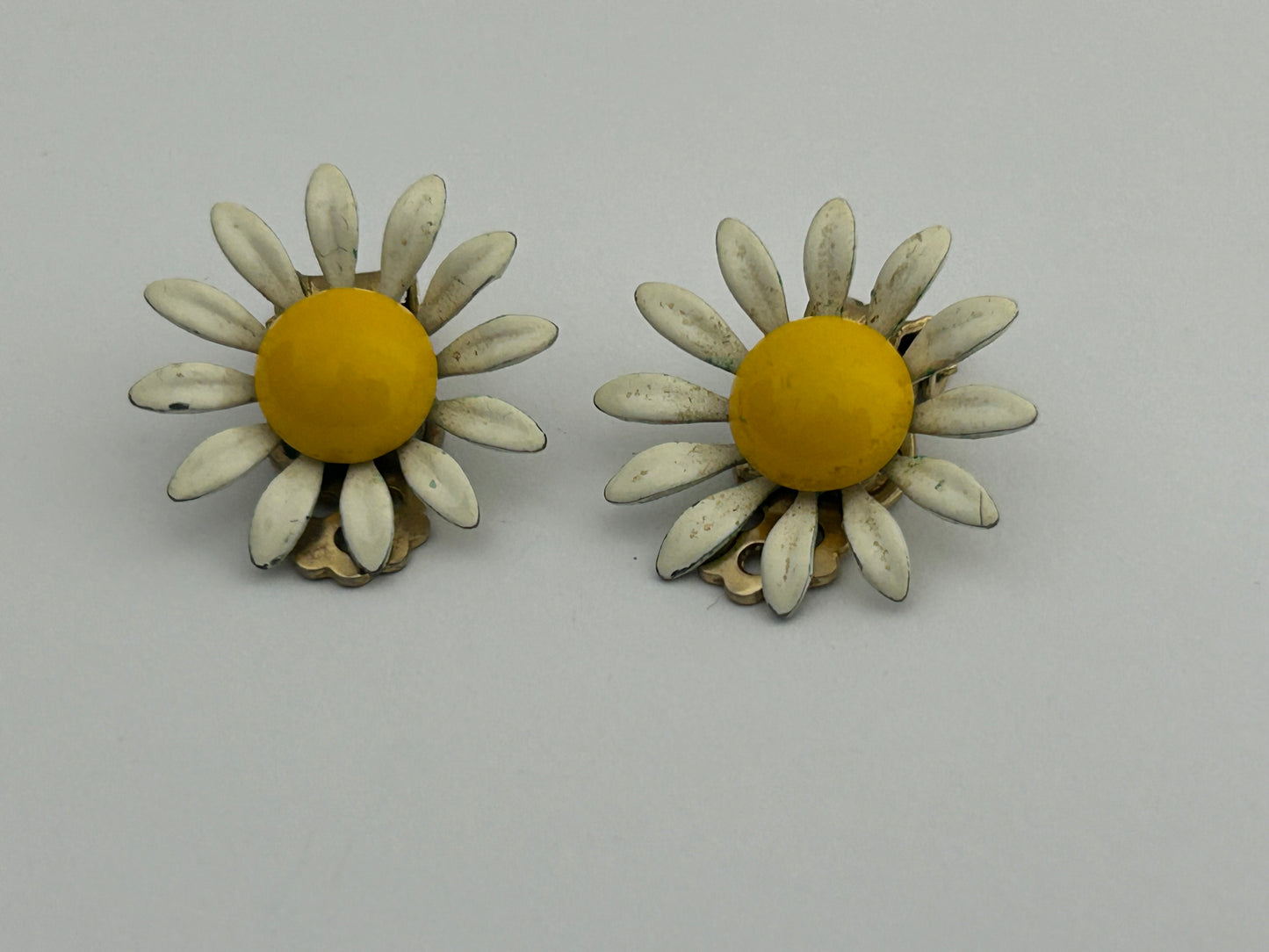 Vintage 1960s Cute Gold Tone White & Yellow Enamel Clip On Daisy Earrings