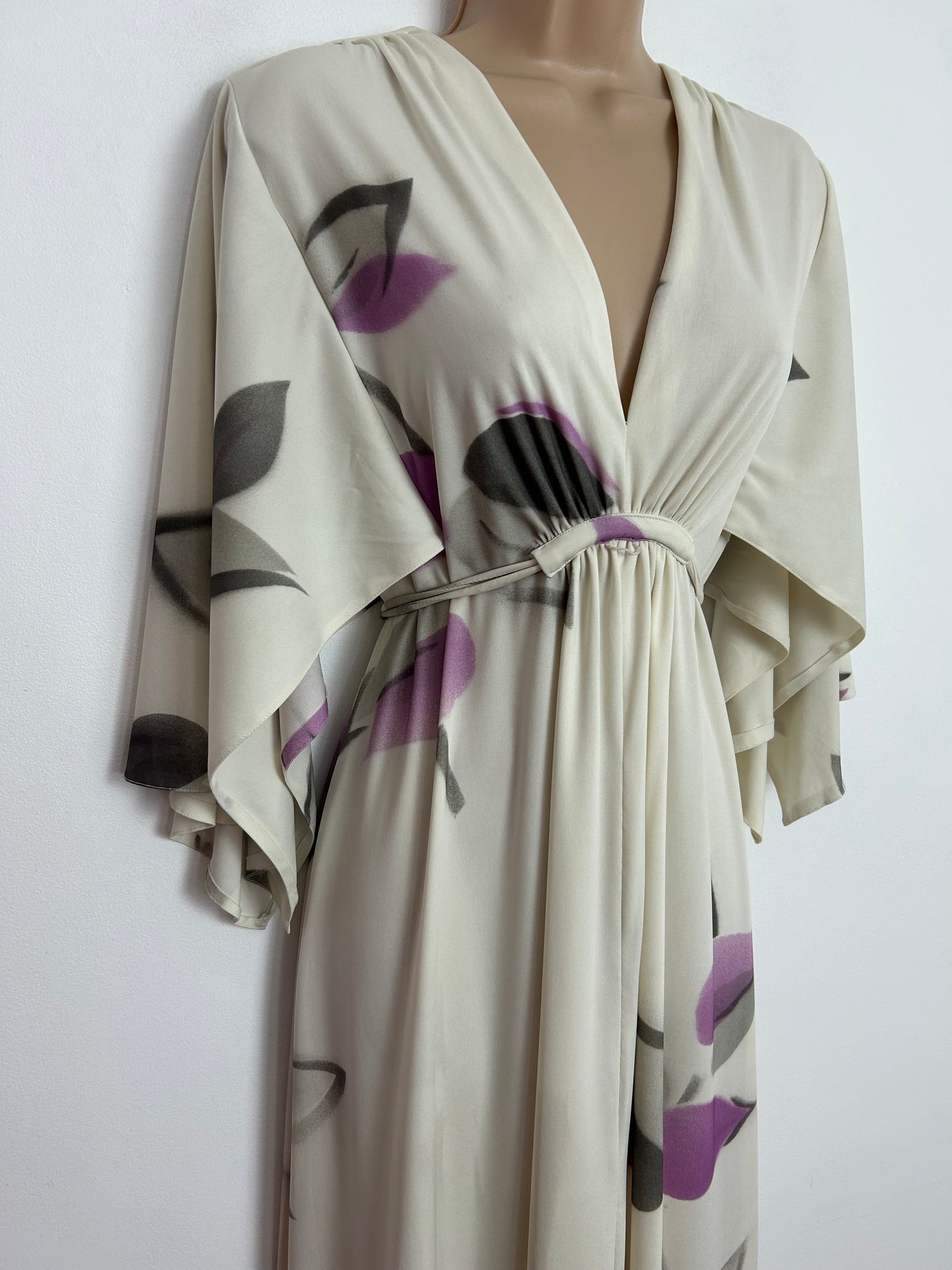 Vintage 1970s UK Size 12-14 Pretty Cream Grey & Purple Floral Print Hanky Sleeve Tie Back Maxi Dress