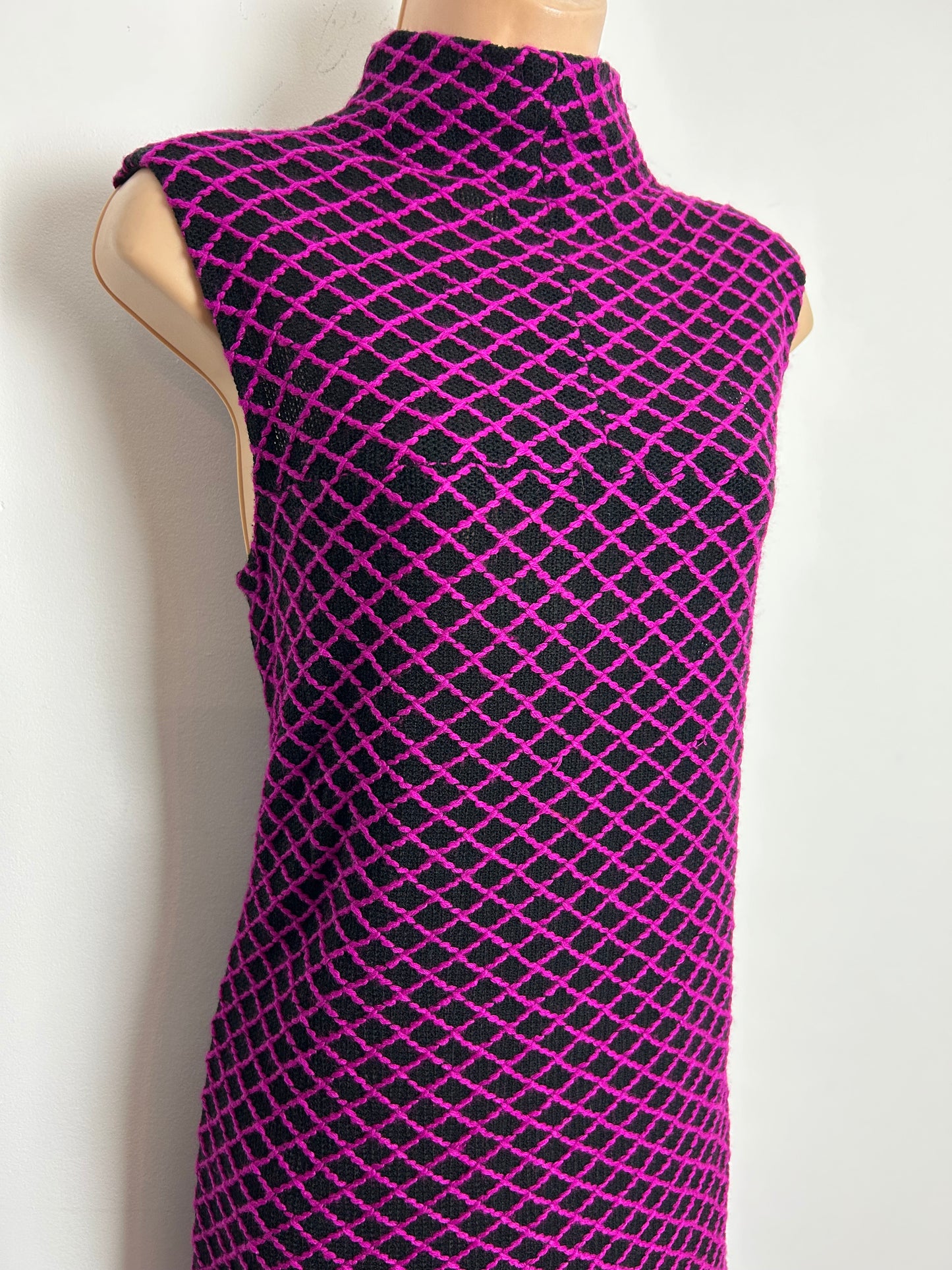 Vintage 1970s Size 12 Black & Dark Pink Diamond Grid Pattern Knitted Jersey Sleeveless Maxi Dress