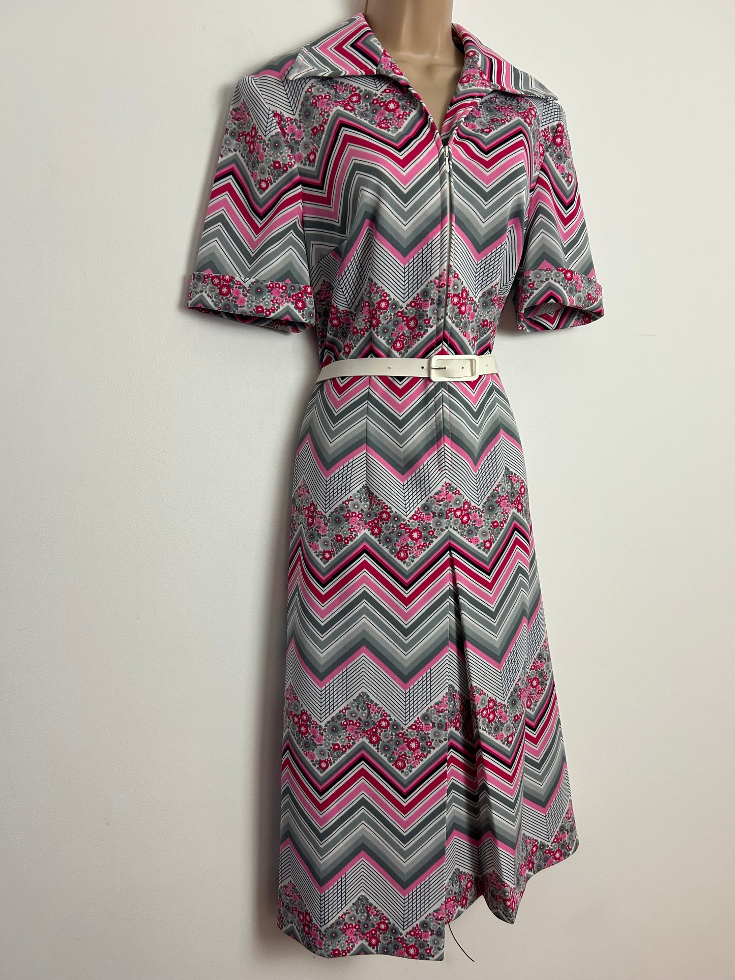 Vintage 1970s Size 12-14 Pink Grey & White Floral & Zig Zag Stripe Zip Front Belted Fit & Flare Mod Dress