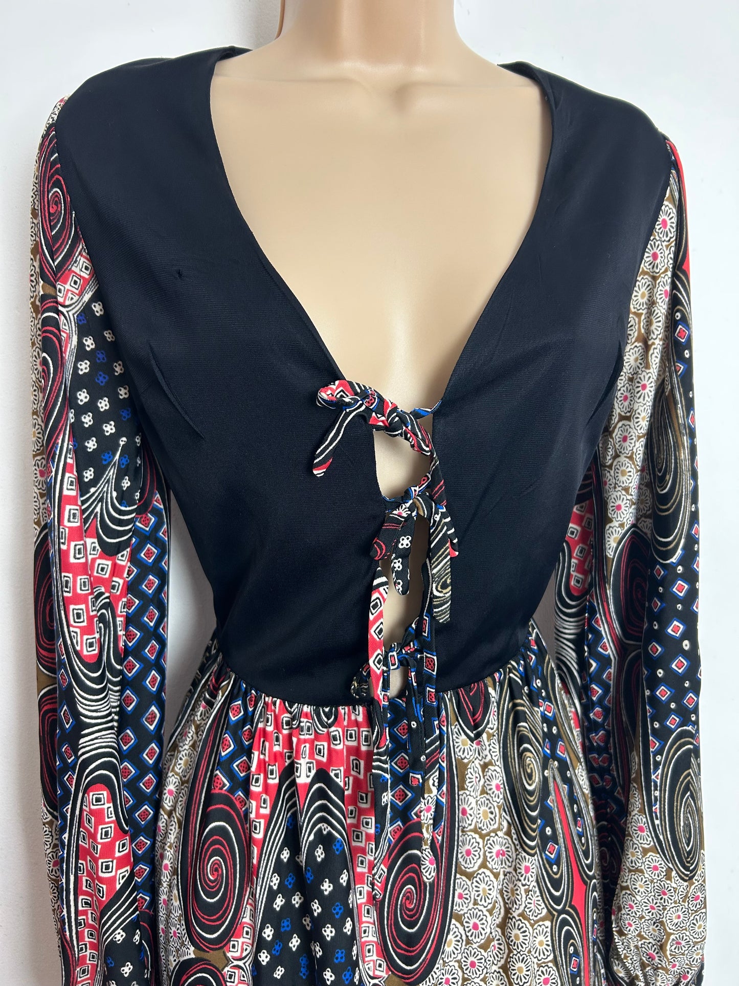 Vintage 1970s SHELANA Size 6-8 Black Red Brown & White Abstract Print Open Front Triple Tie Midi Dress