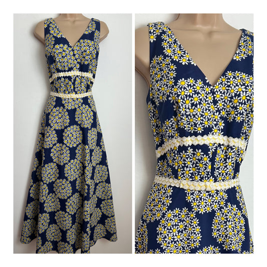 Vintage Early 1970s BYROTER Size 8 Navy Blue White & Yellow Daisy Floral Print Applique Trim Summer Maxi Dress