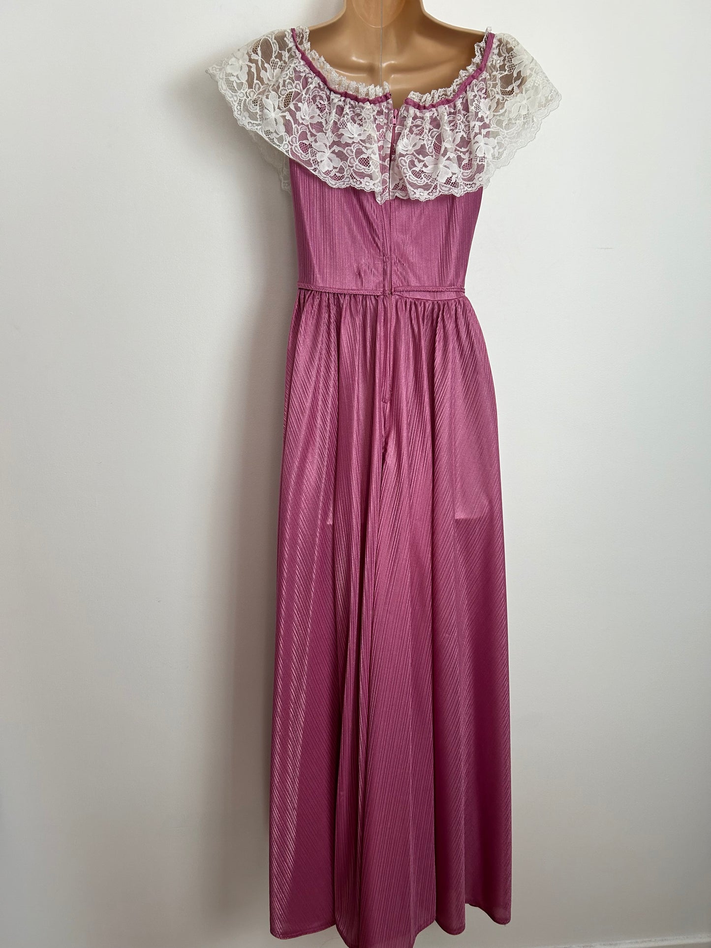 Vintage 1970s Size 6 Dusky Pink & White Lace Trim Bardot Neck Long Length Nightie
