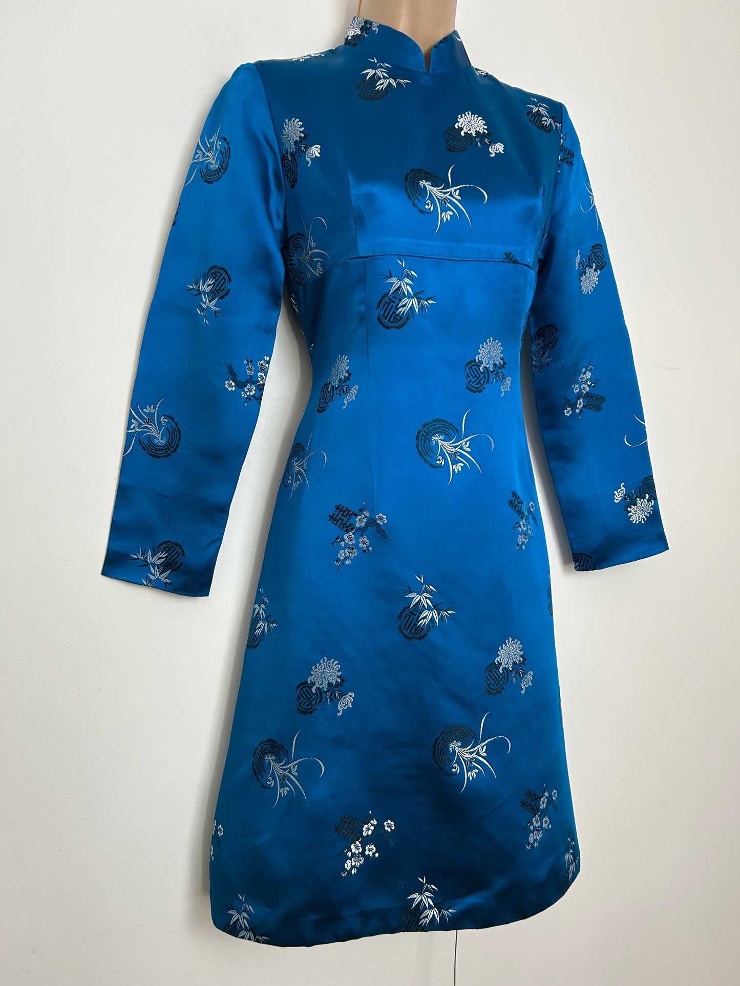 Vintage 1960s Size 6 Persian Blue Chinese Satin Jacquard Long Sleeve Mod Dress