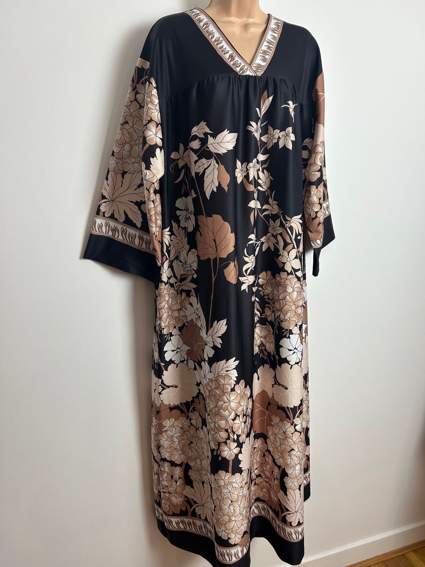 American Vintage 1970s TIFFANY LOUNGEWEAR Up To Size 16 Brown & Beige Floral Border Print Zip Front Kaftan House Dress