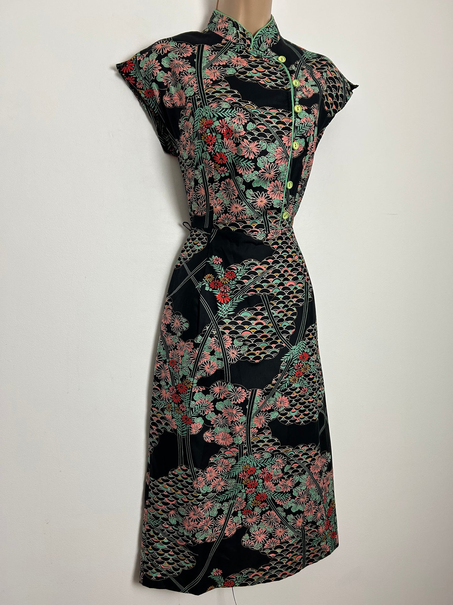 Vintage 1970s Size 6 Pretty Black Pink & Mint Green Japanese Print Cotton Day Dress