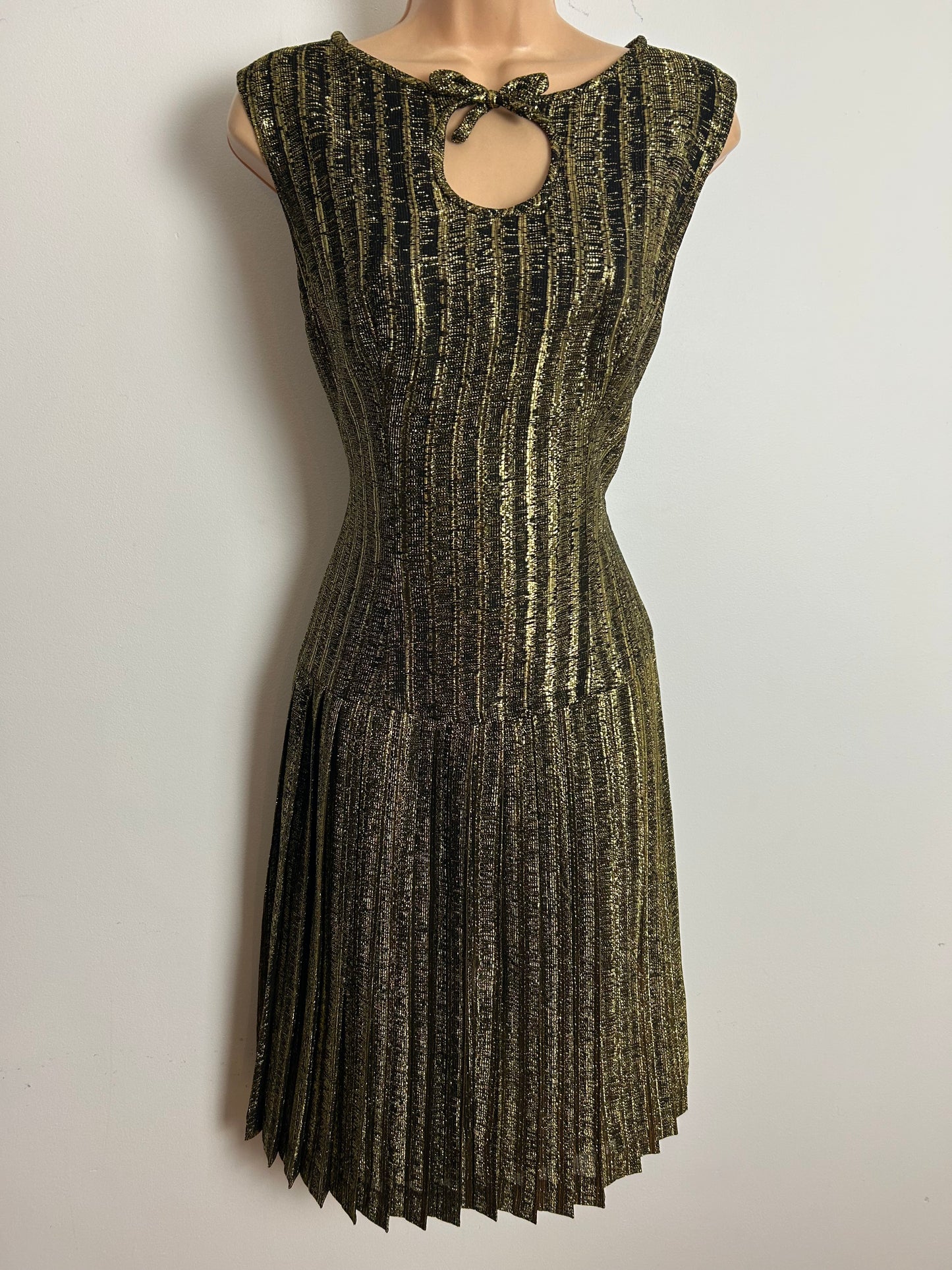 Vintage 1960s Size 8 Black & Gold Metallic Lurex Sleeveless Pleated Mod Shift Party Dress