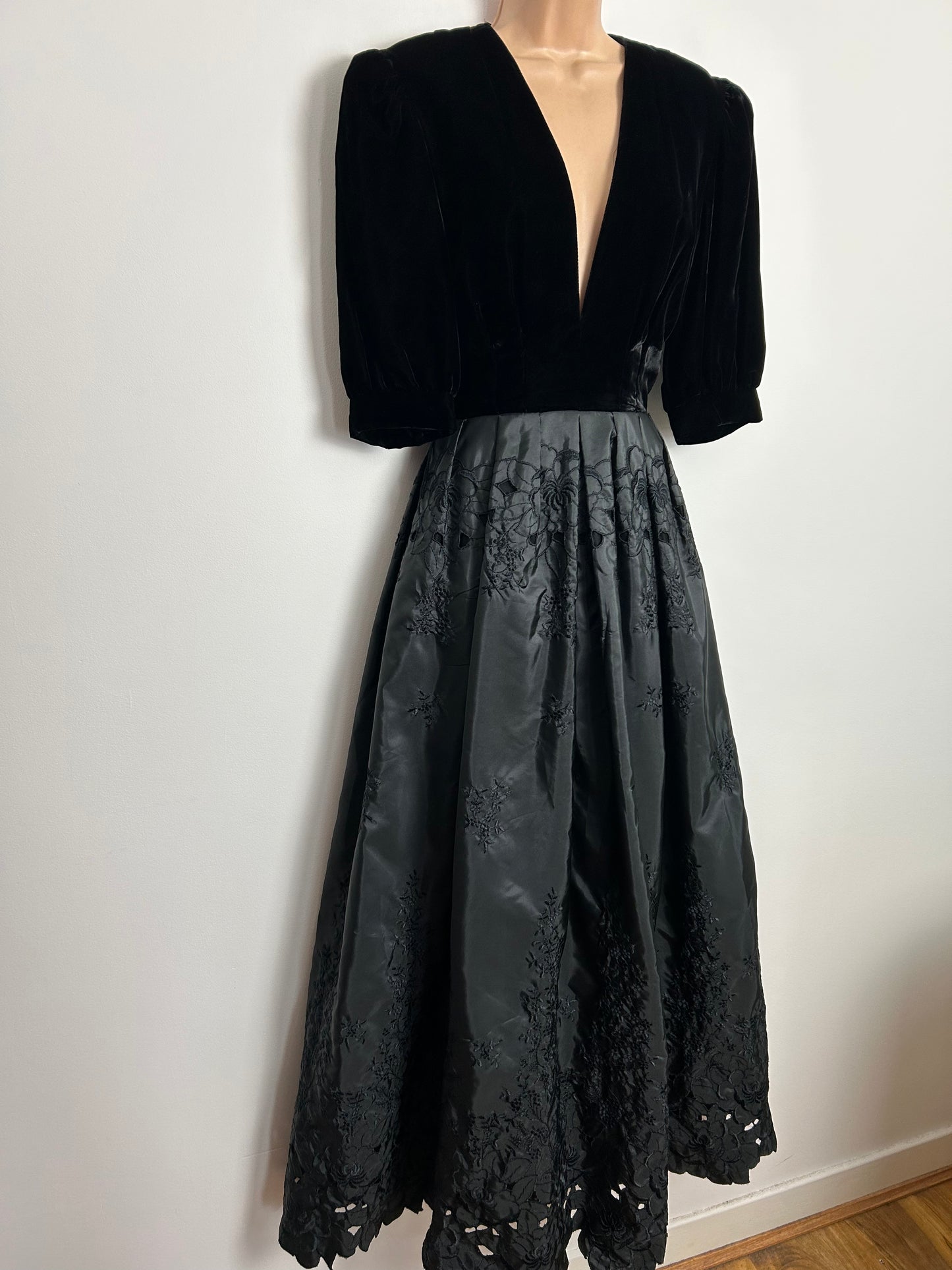 Vintage 1980s YVETTE Paris UK Size 10 Black Velvet Bodice Short Sleeve Gothic Occasion Maxi Dress With Removable Collar